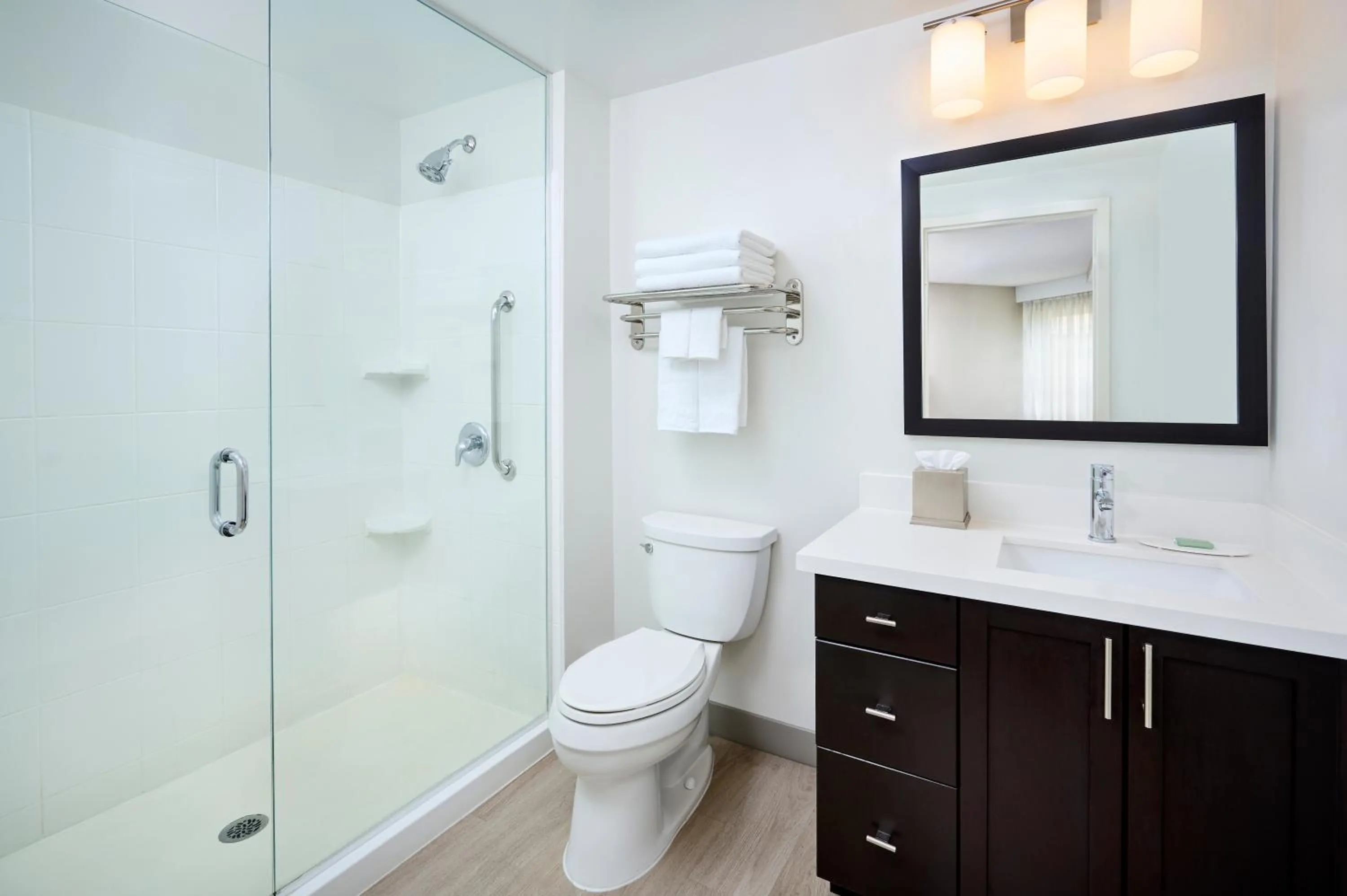 Shower in TownePlace Suites by Marriott Mississauga-Airport Corporate Centre