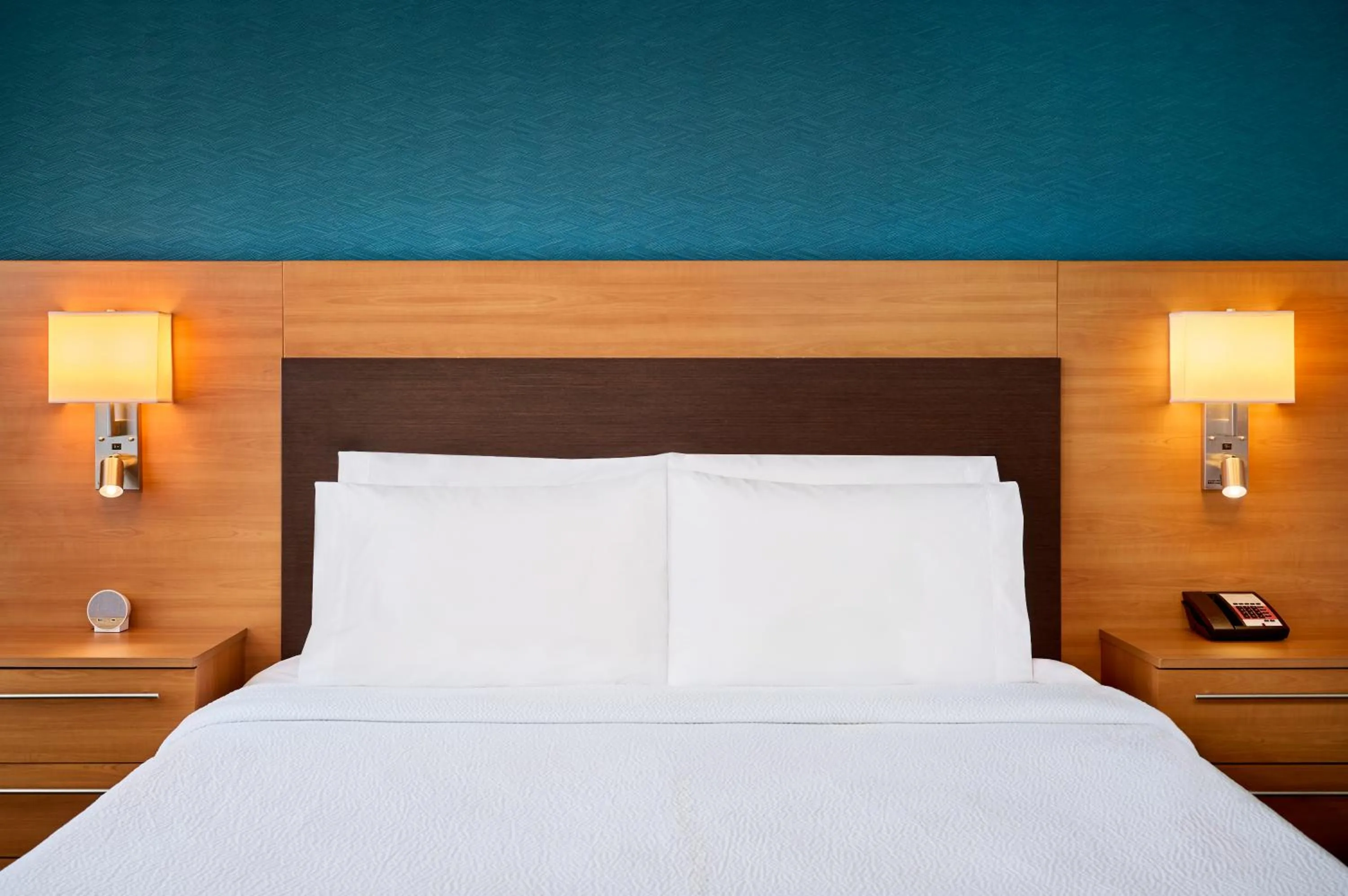 Bed in TownePlace Suites by Marriott Mississauga-Airport Corporate Centre