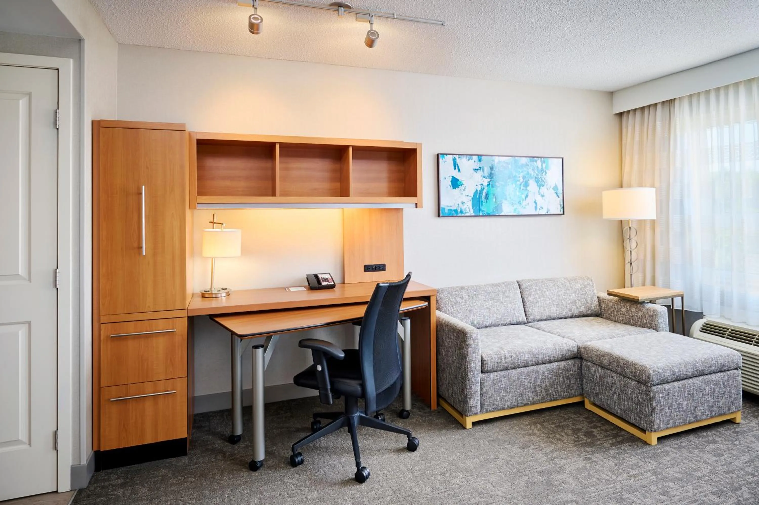 Living room in TownePlace Suites by Marriott Mississauga-Airport Corporate Centre
