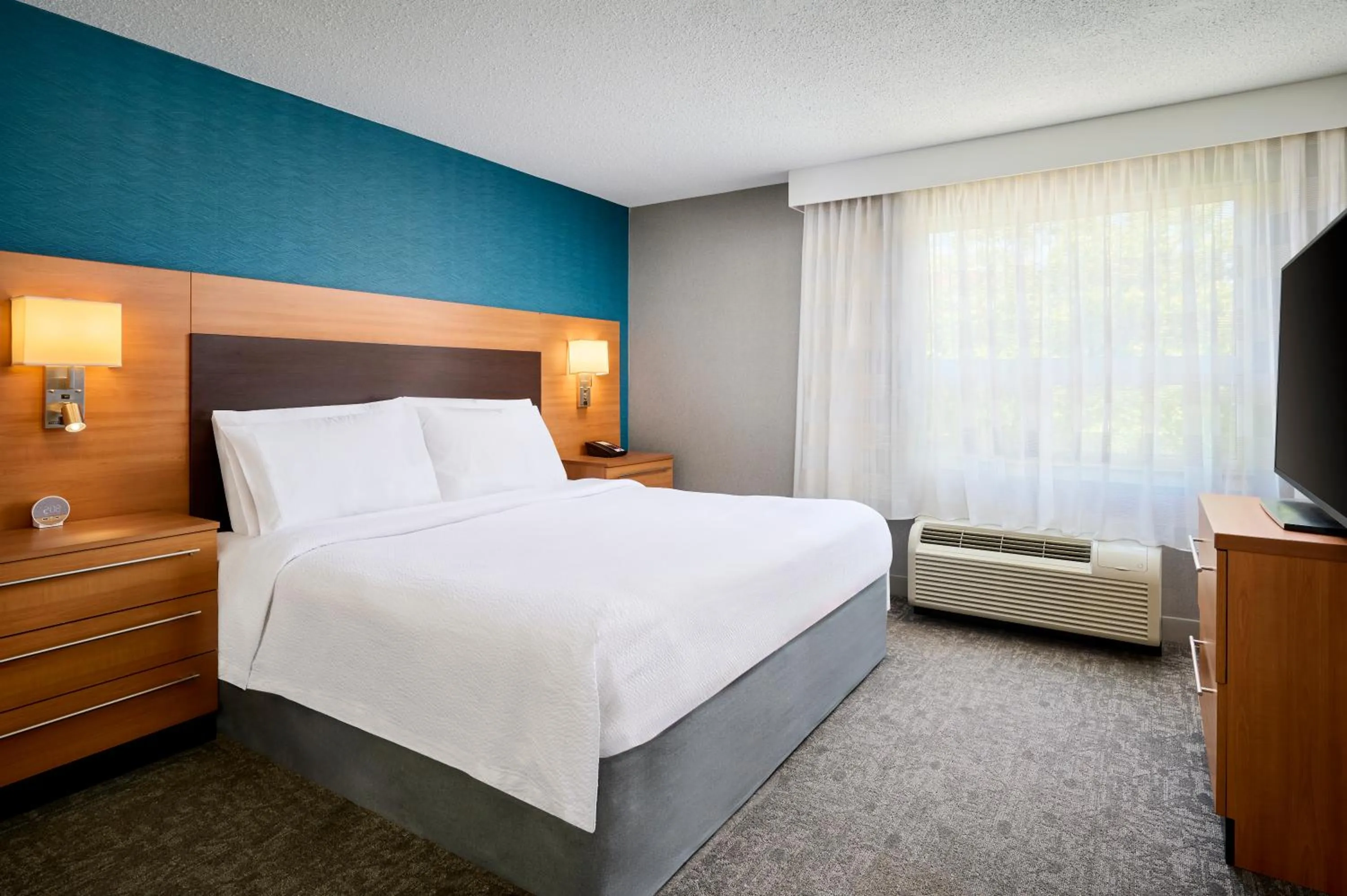 Bed in TownePlace Suites by Marriott Mississauga-Airport Corporate Centre