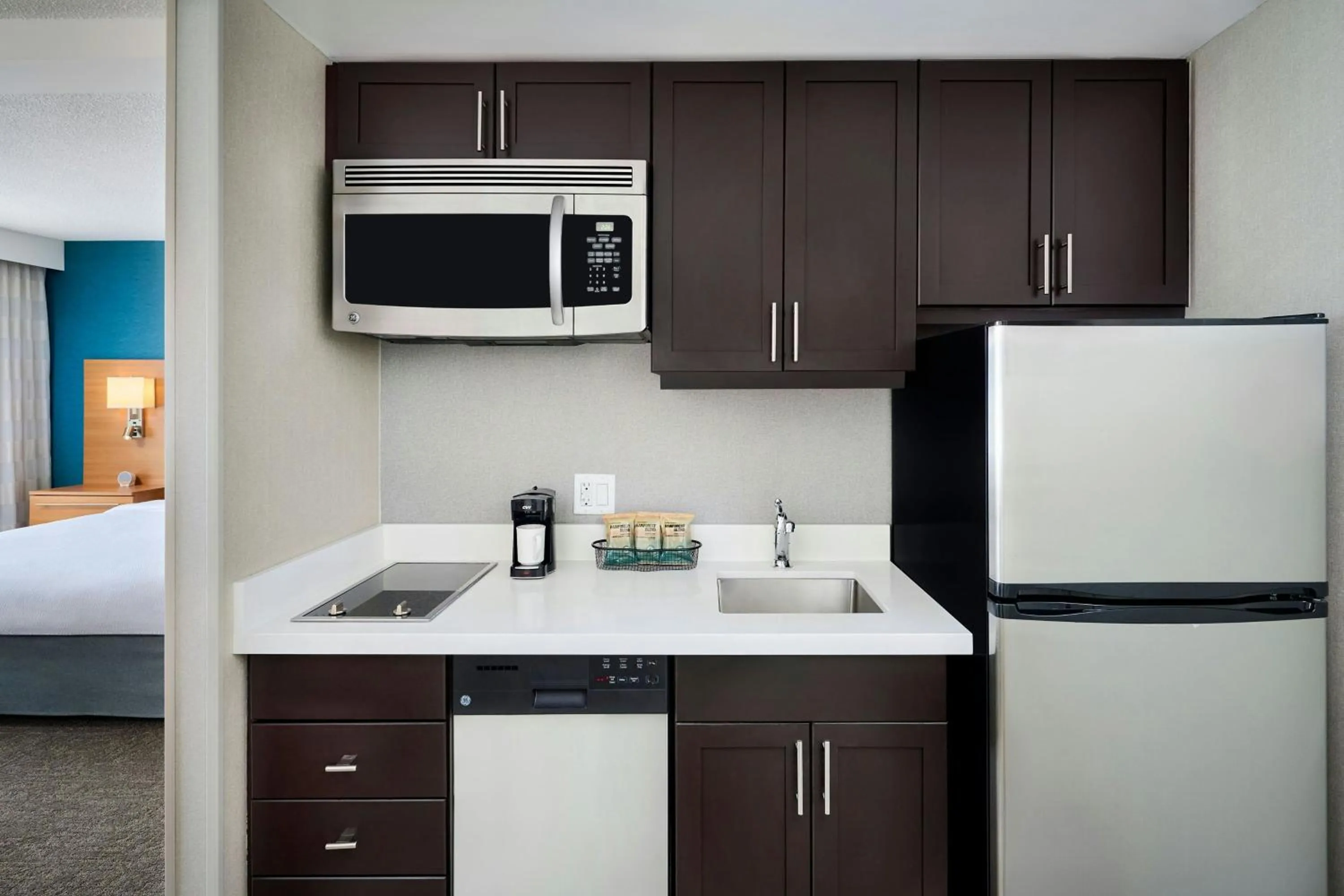 Kitchen or kitchenette in TownePlace Suites by Marriott Mississauga-Airport Corporate Centre