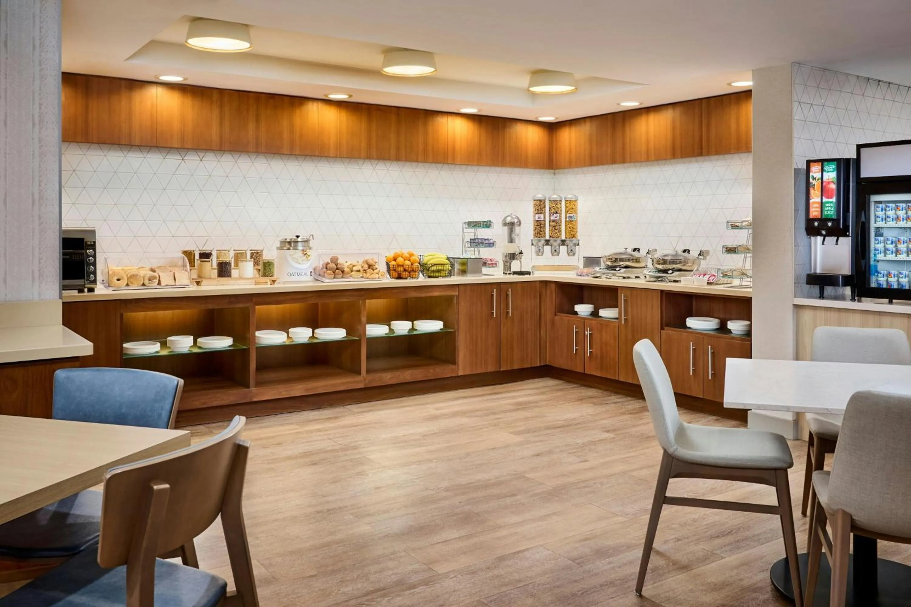 Breakfast in TownePlace Suites by Marriott Mississauga-Airport Corporate Centre