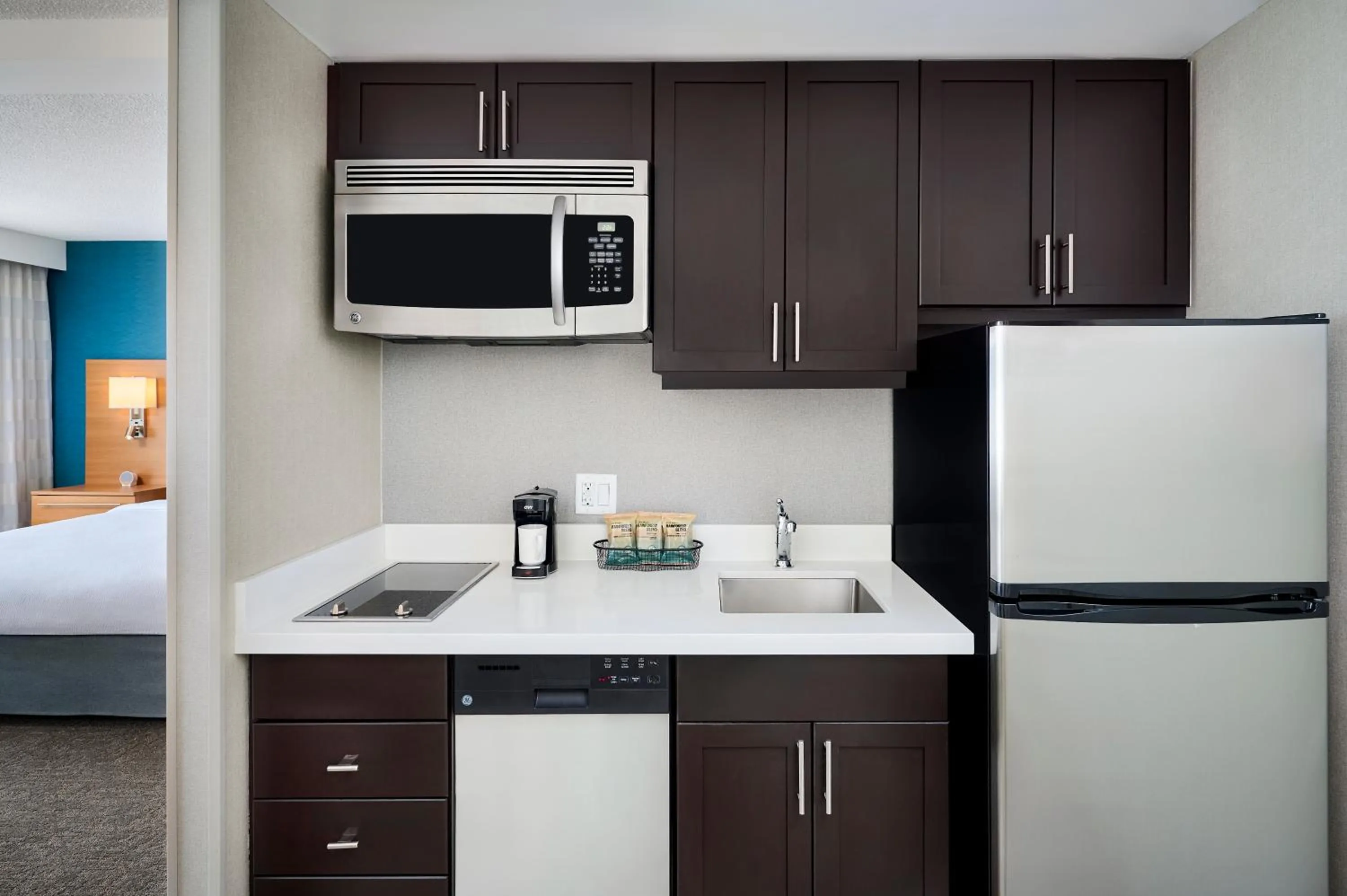 Coffee/tea facilities in TownePlace Suites by Marriott Mississauga-Airport Corporate Centre
