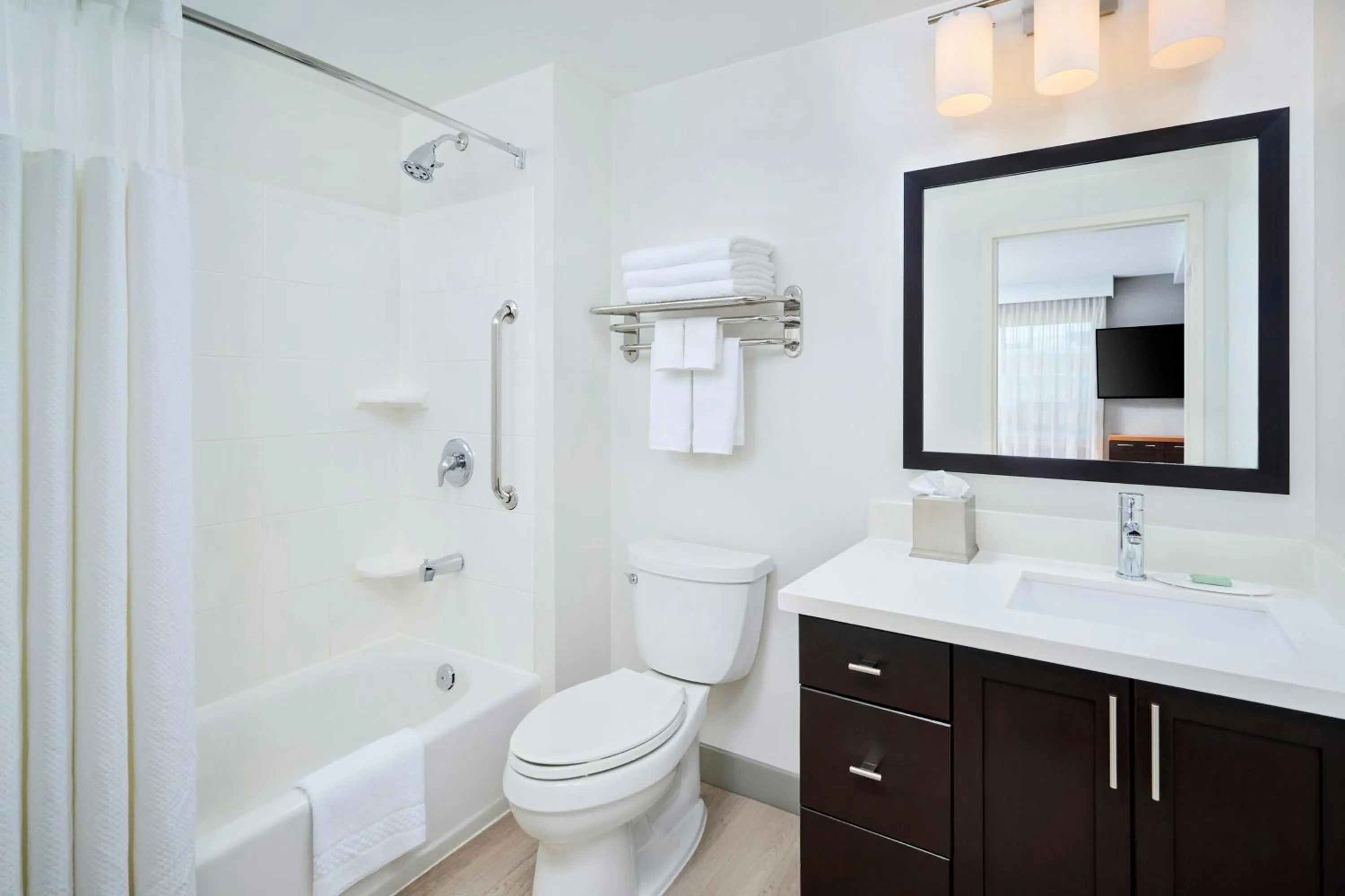 Bathroom in TownePlace Suites by Marriott Mississauga-Airport Corporate Centre