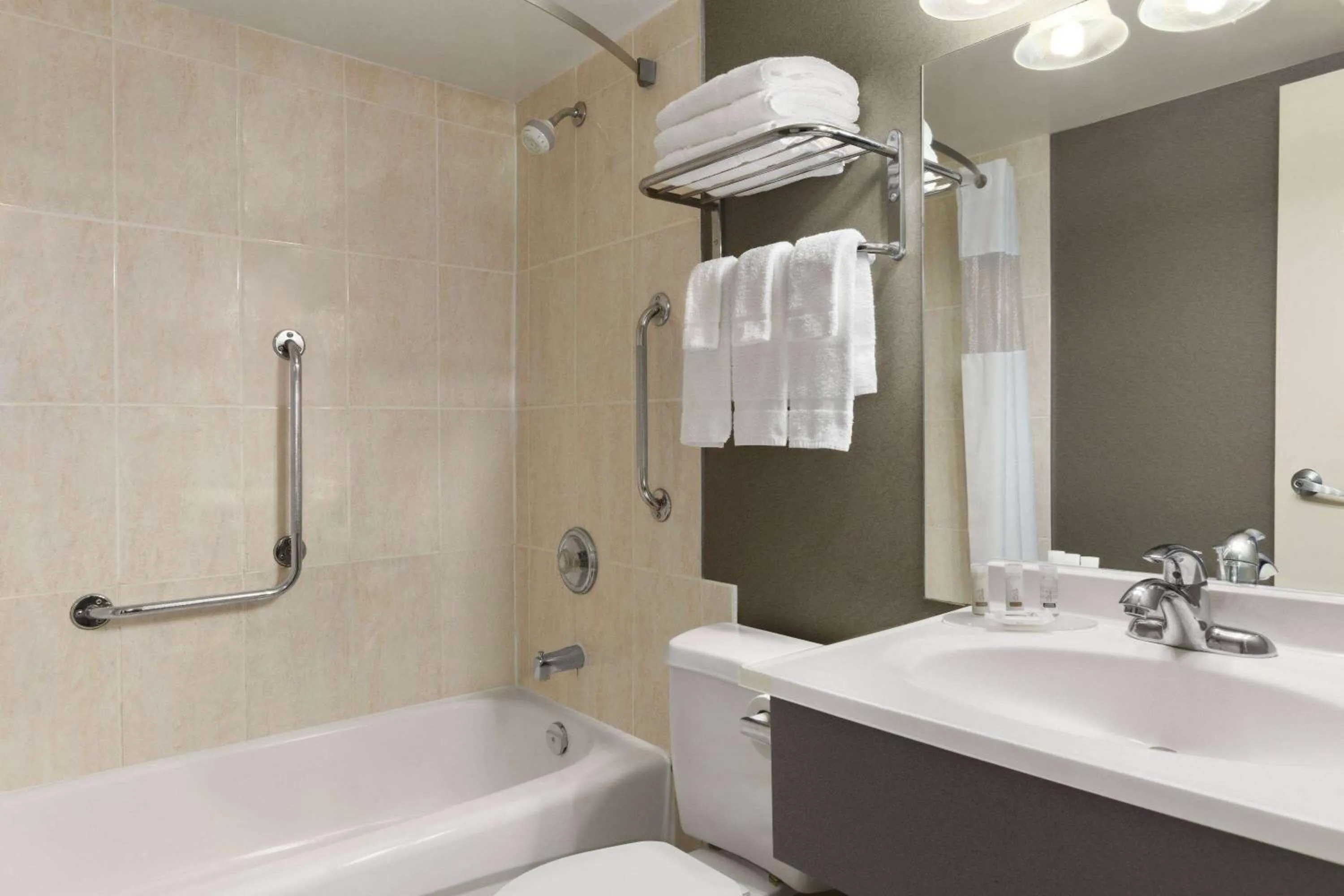 TV and multimedia in Days Inn by Wyndham Fallsview