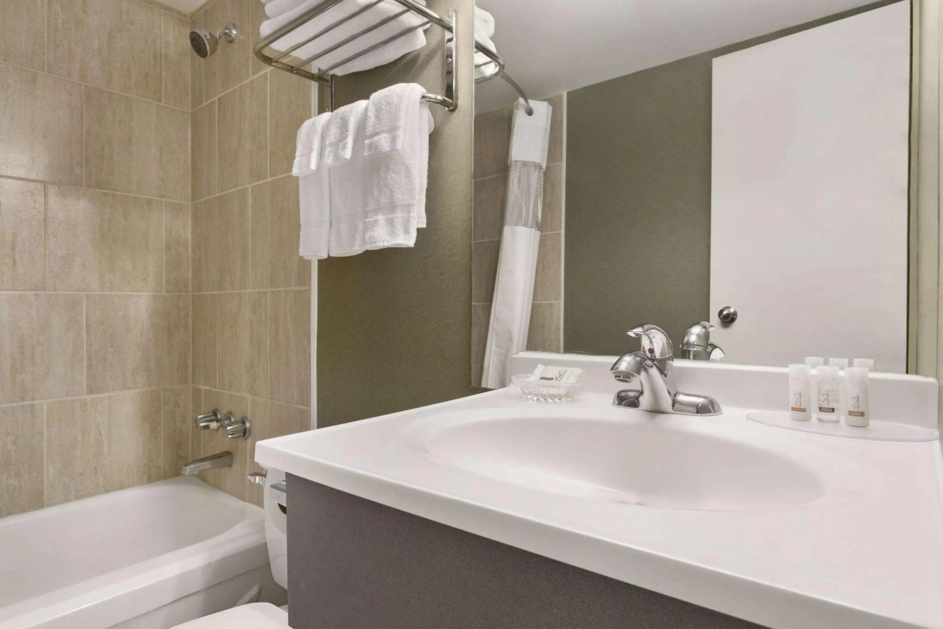 Shower in Days Inn by Wyndham Fallsview