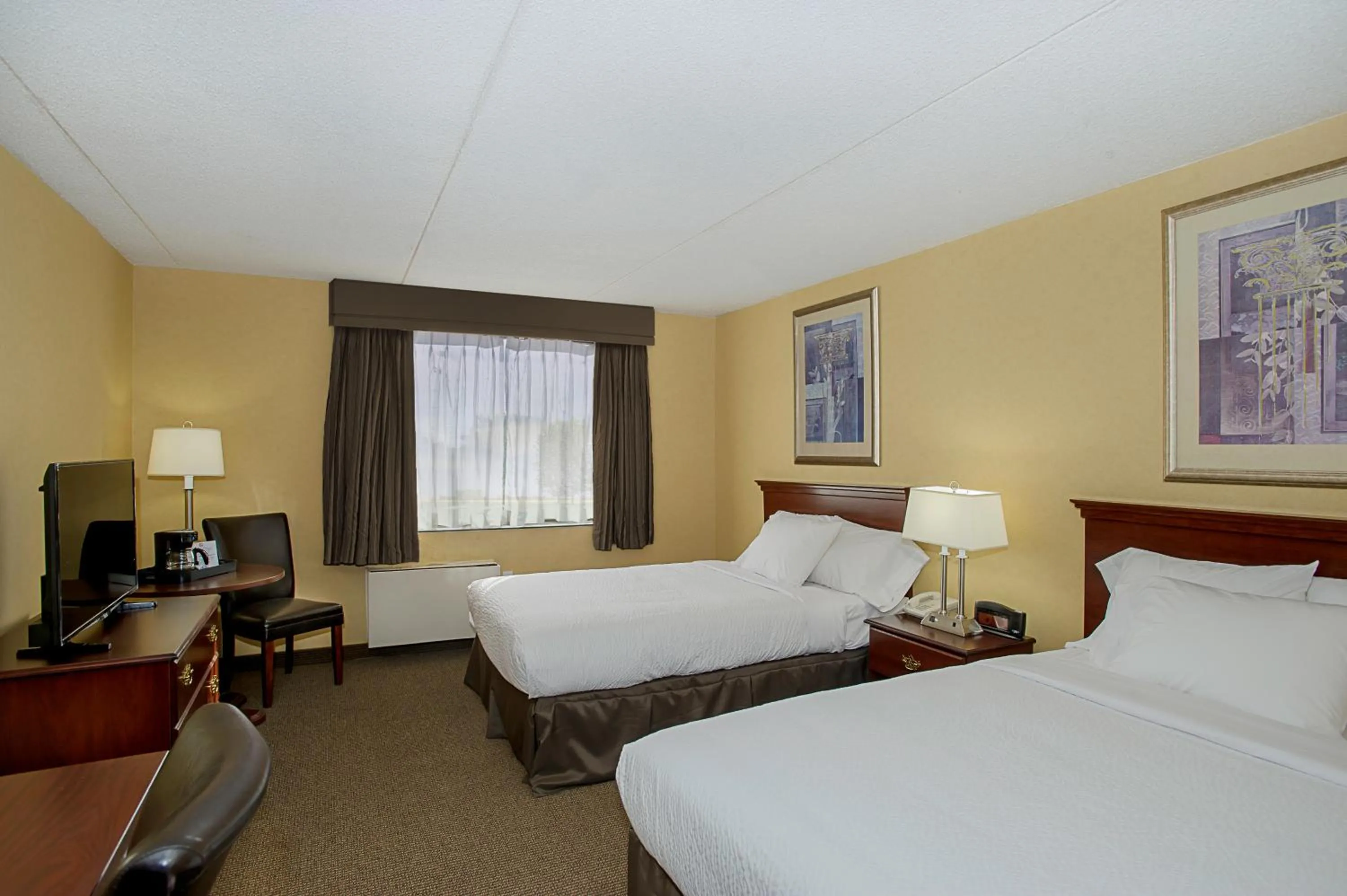 Photo of the whole room, Bed in Days Inn by Wyndham Fallsview
