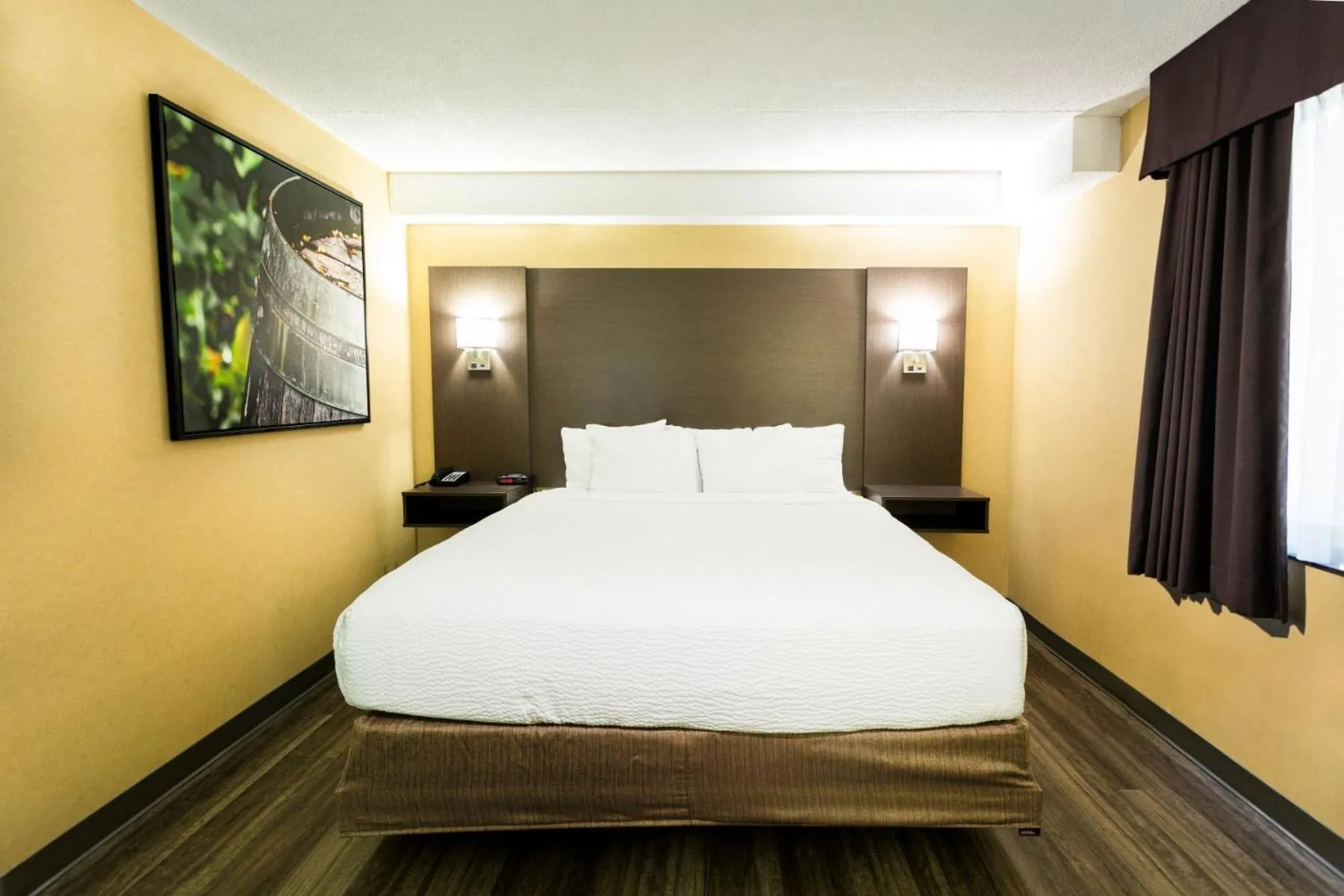 Bedroom, Bed in Days Inn by Wyndham Fallsview