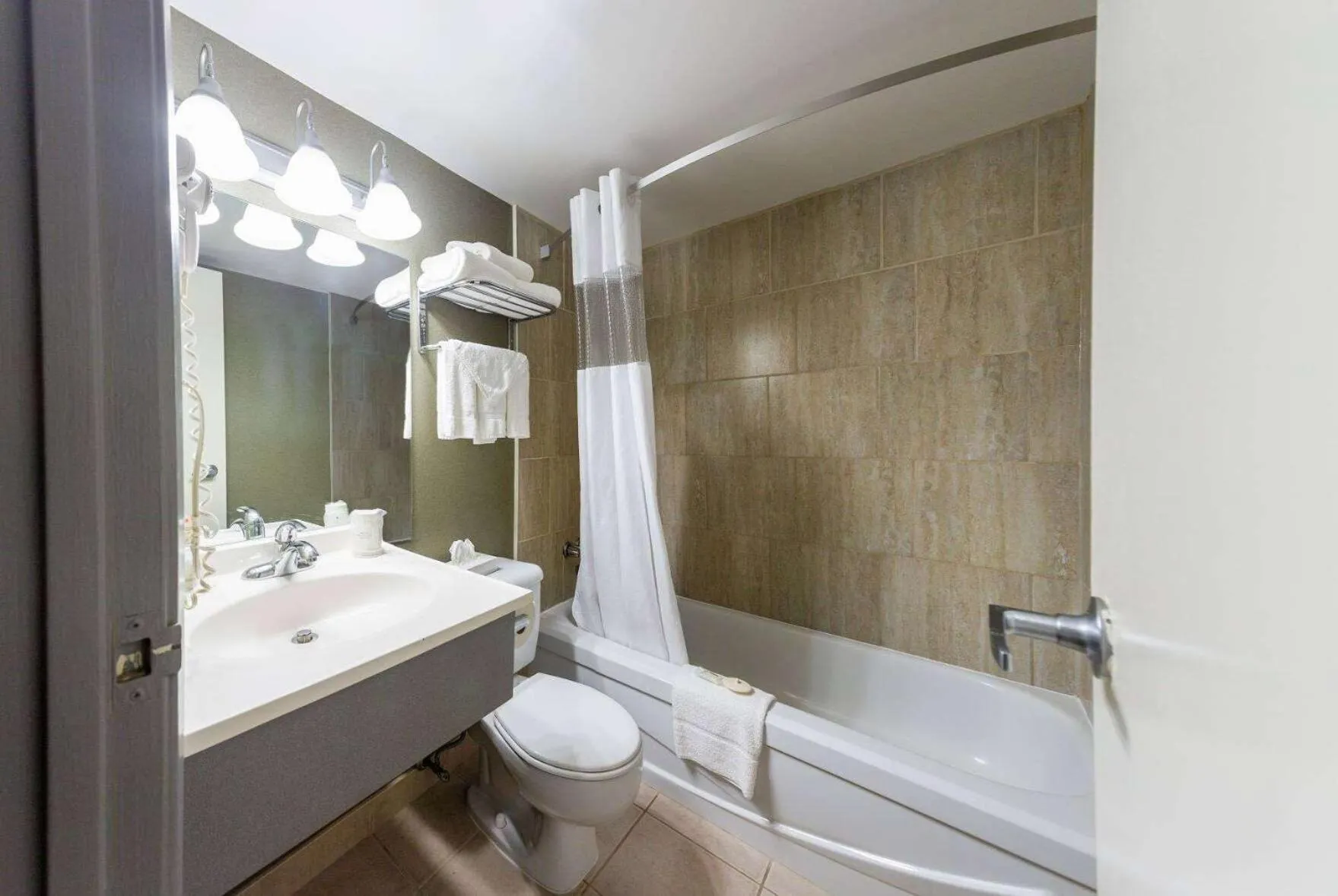 TV and multimedia in Days Inn by Wyndham Fallsview