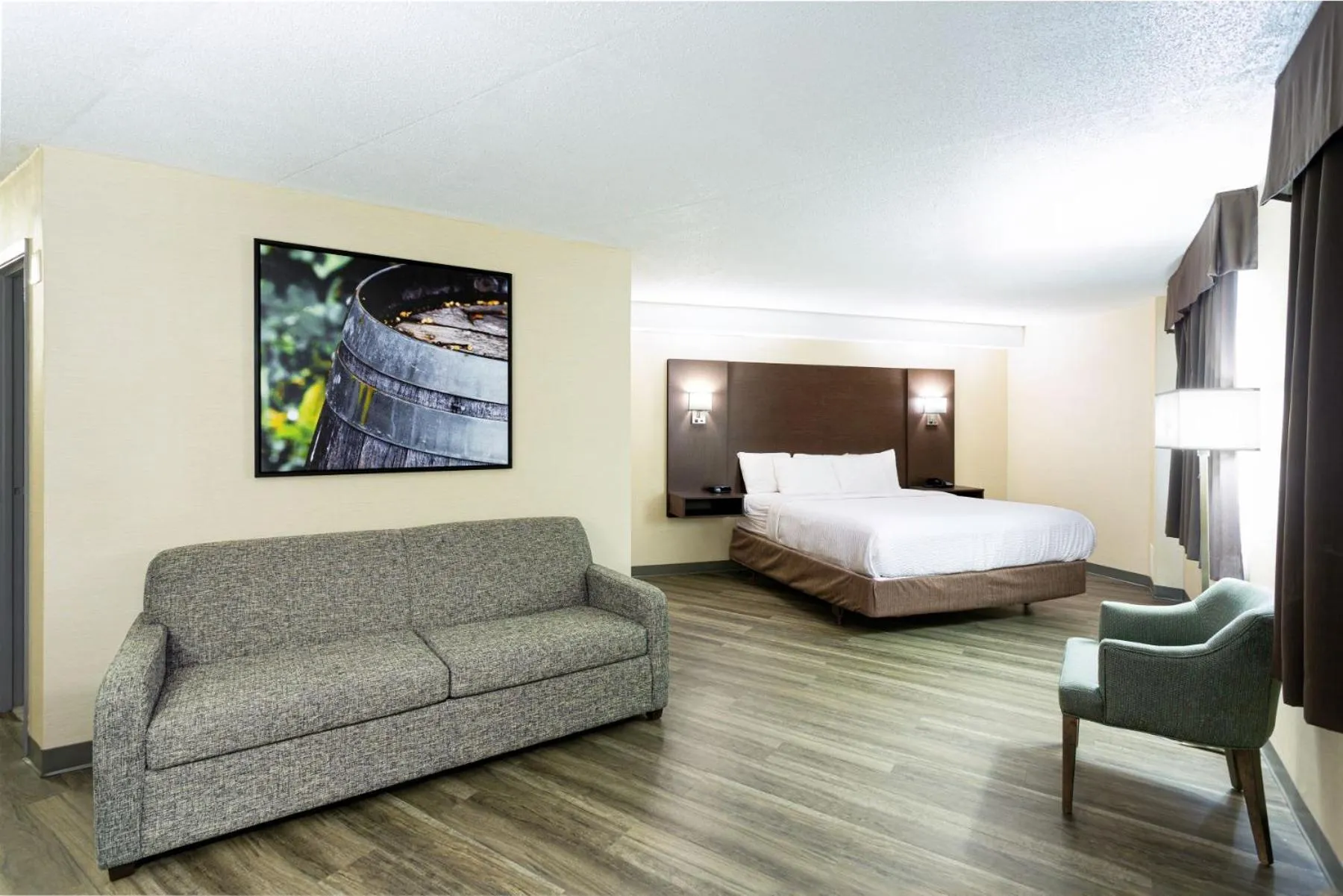 Photo of the whole room, Bed in Days Inn by Wyndham Fallsview