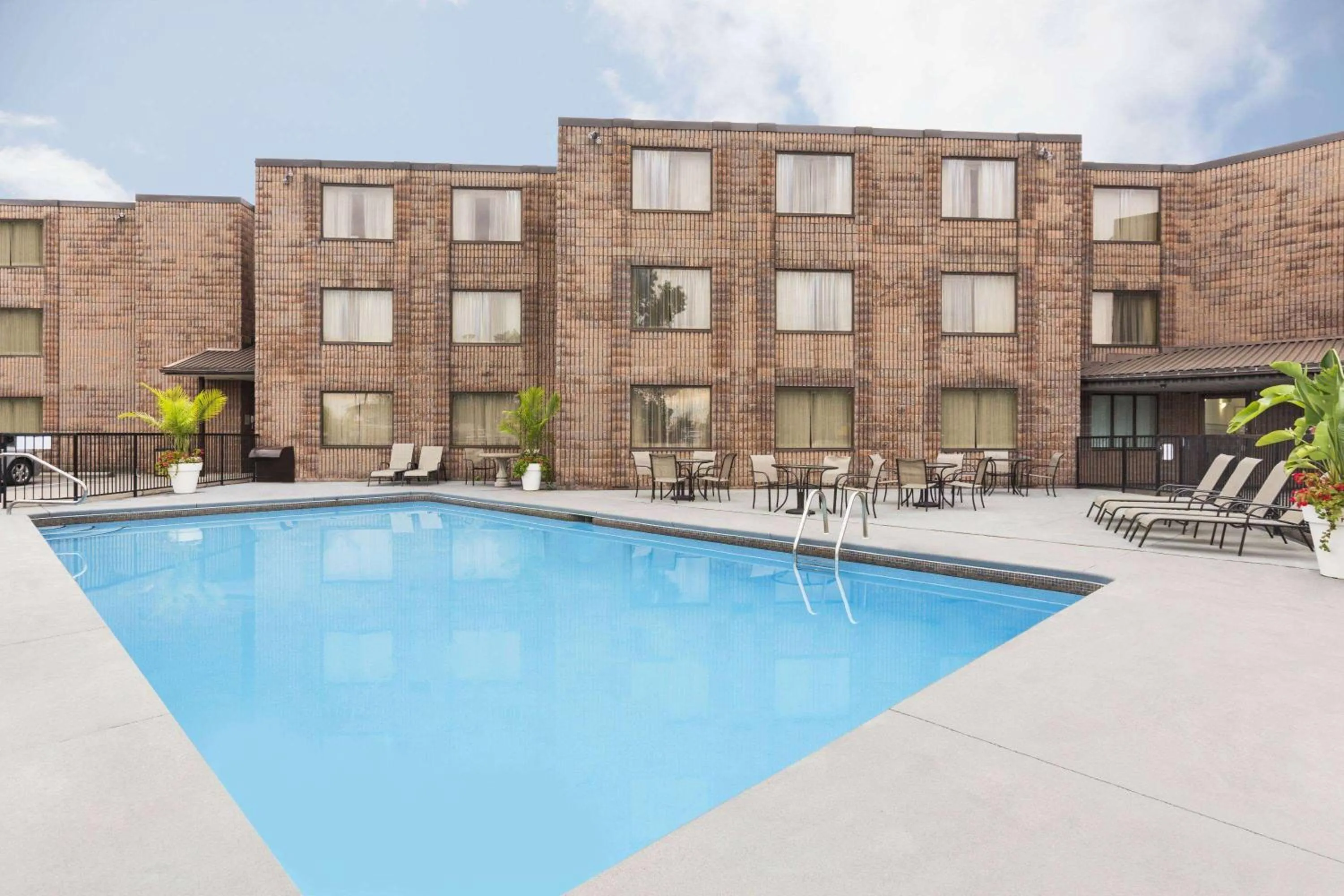 Pool view in Days Inn by Wyndham Fallsview