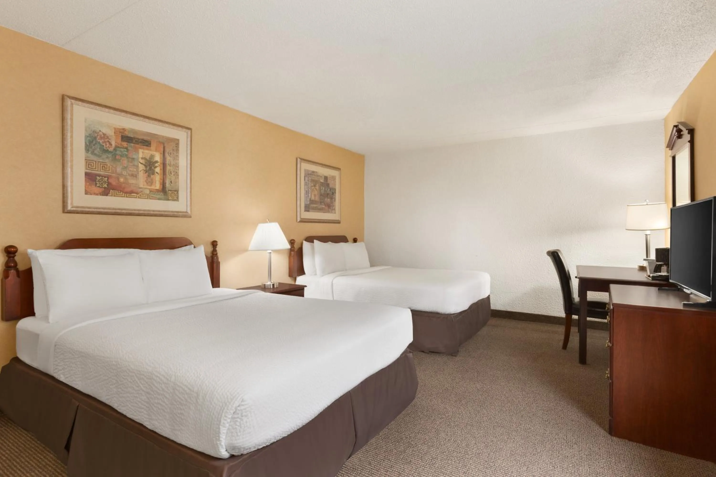 Bedroom, Bed in Days Inn by Wyndham Fallsview