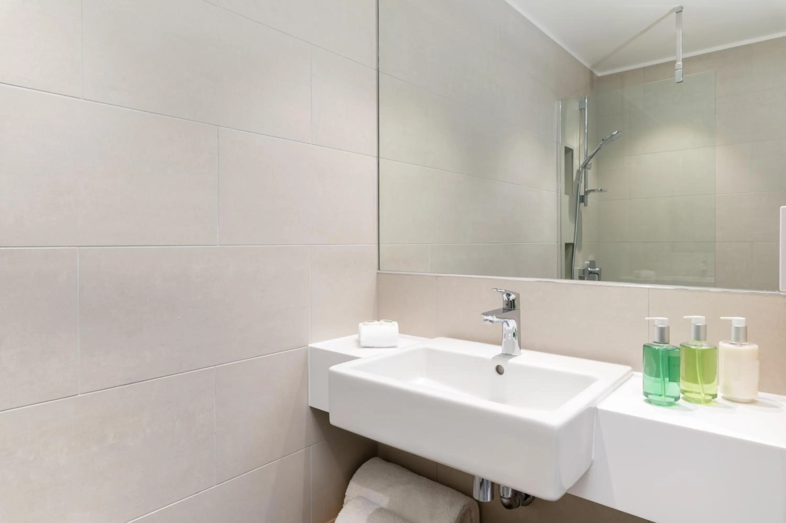 Shower in The Lincoln Suites