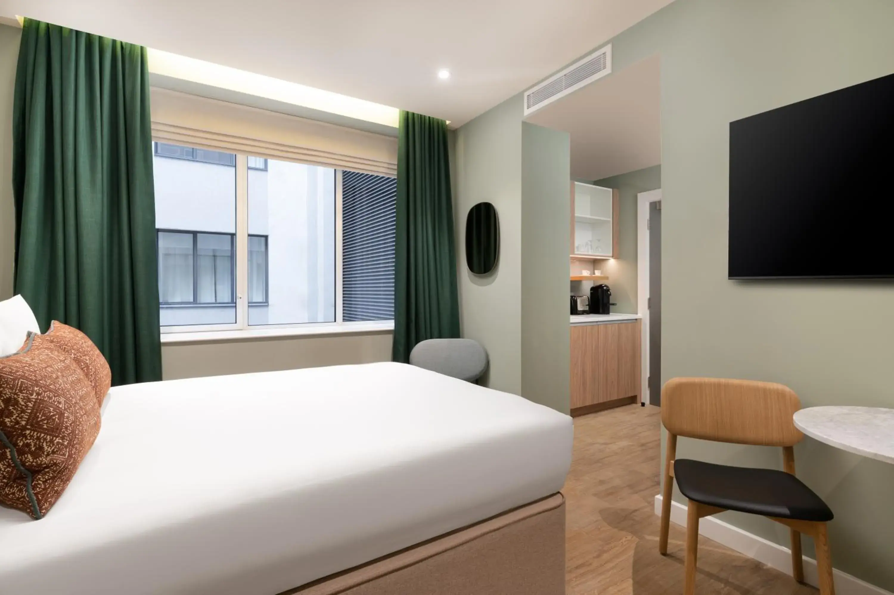 Photo of the whole room, Bed in The Lincoln Suites Photo of the whole room, Bed in The Lincoln Suites