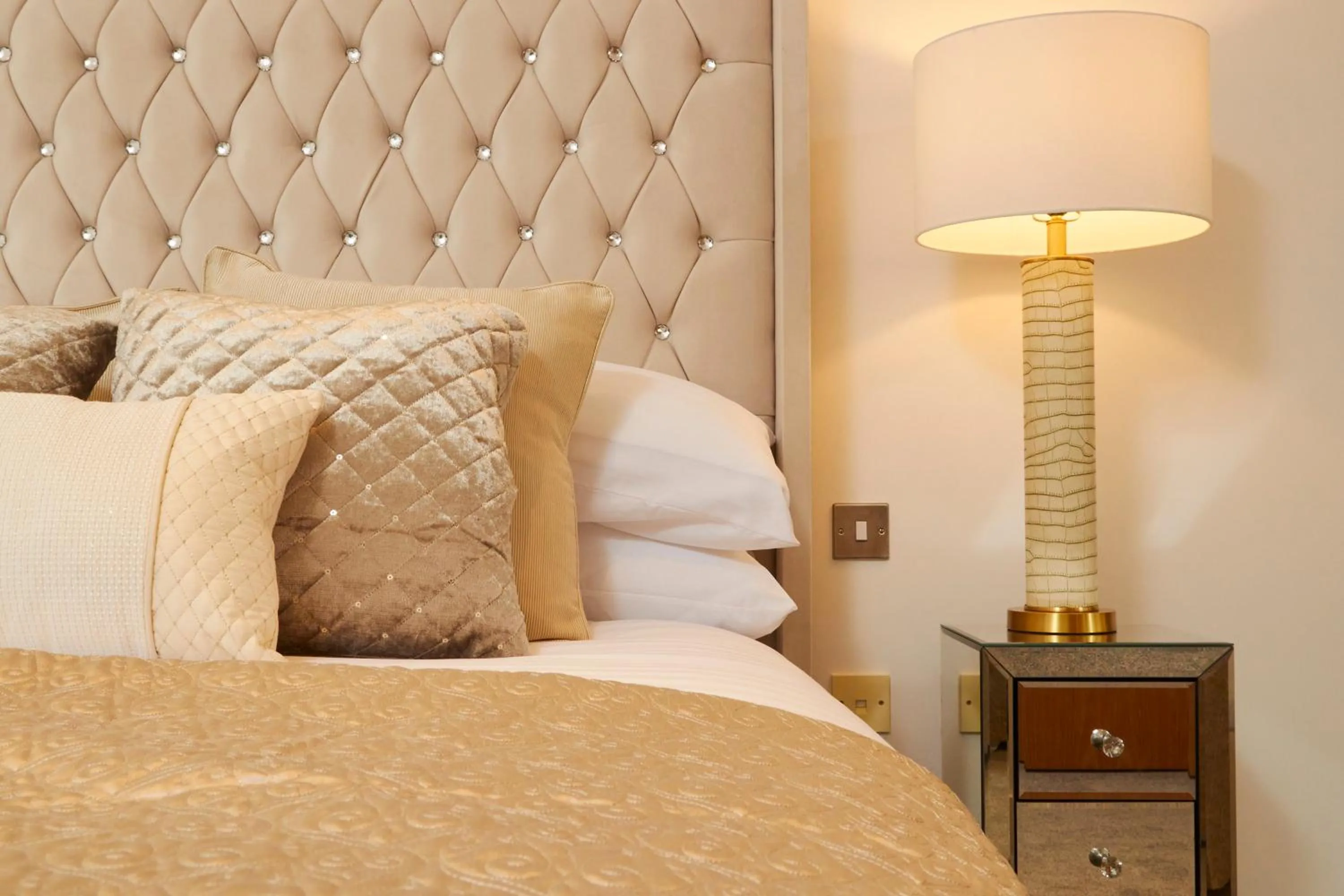 Bedroom, Bed in Deluxe City Centre Apt Free Parking River View Balcony