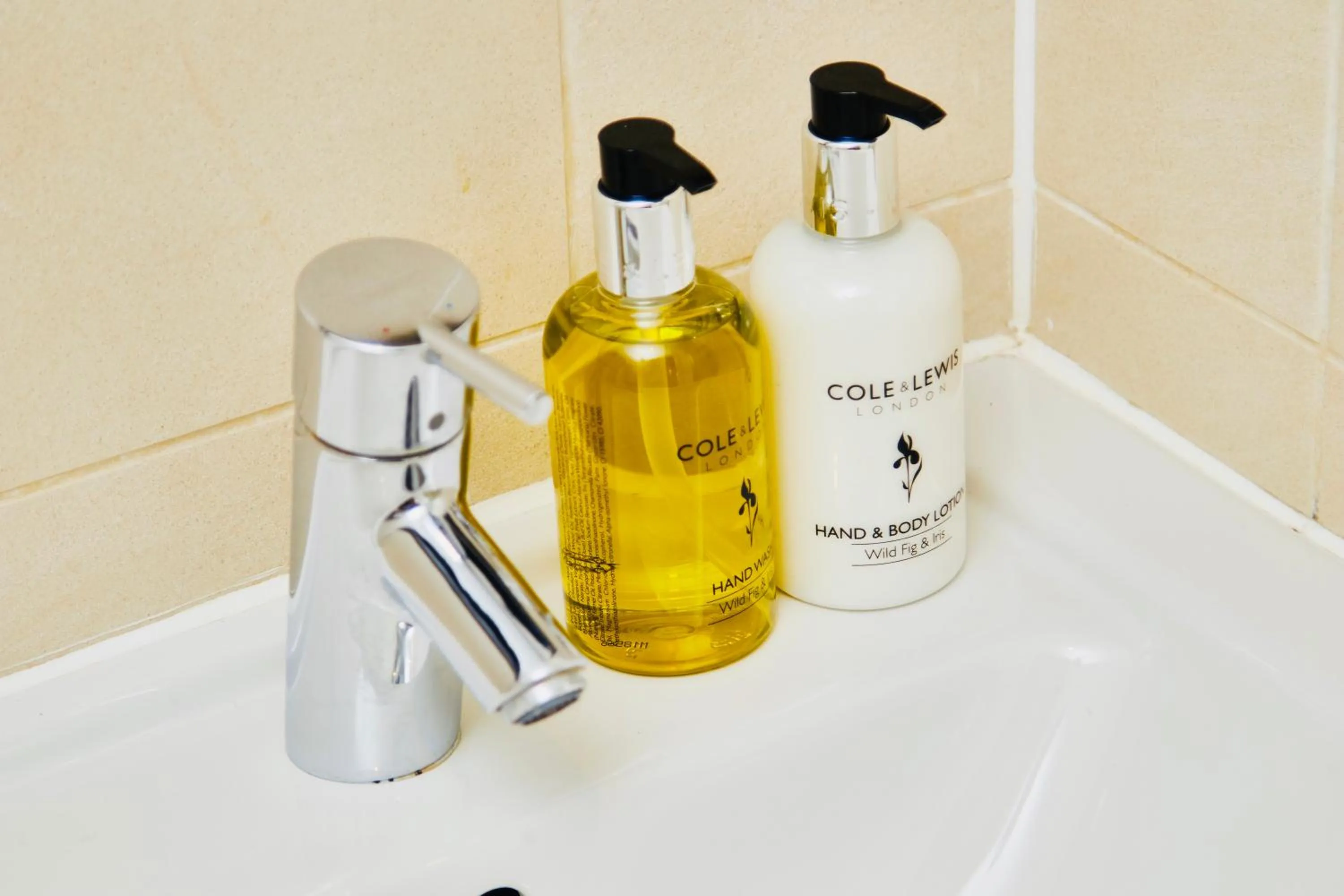 Bathroom in Deluxe City Centre Apt Free Parking River View Balcony