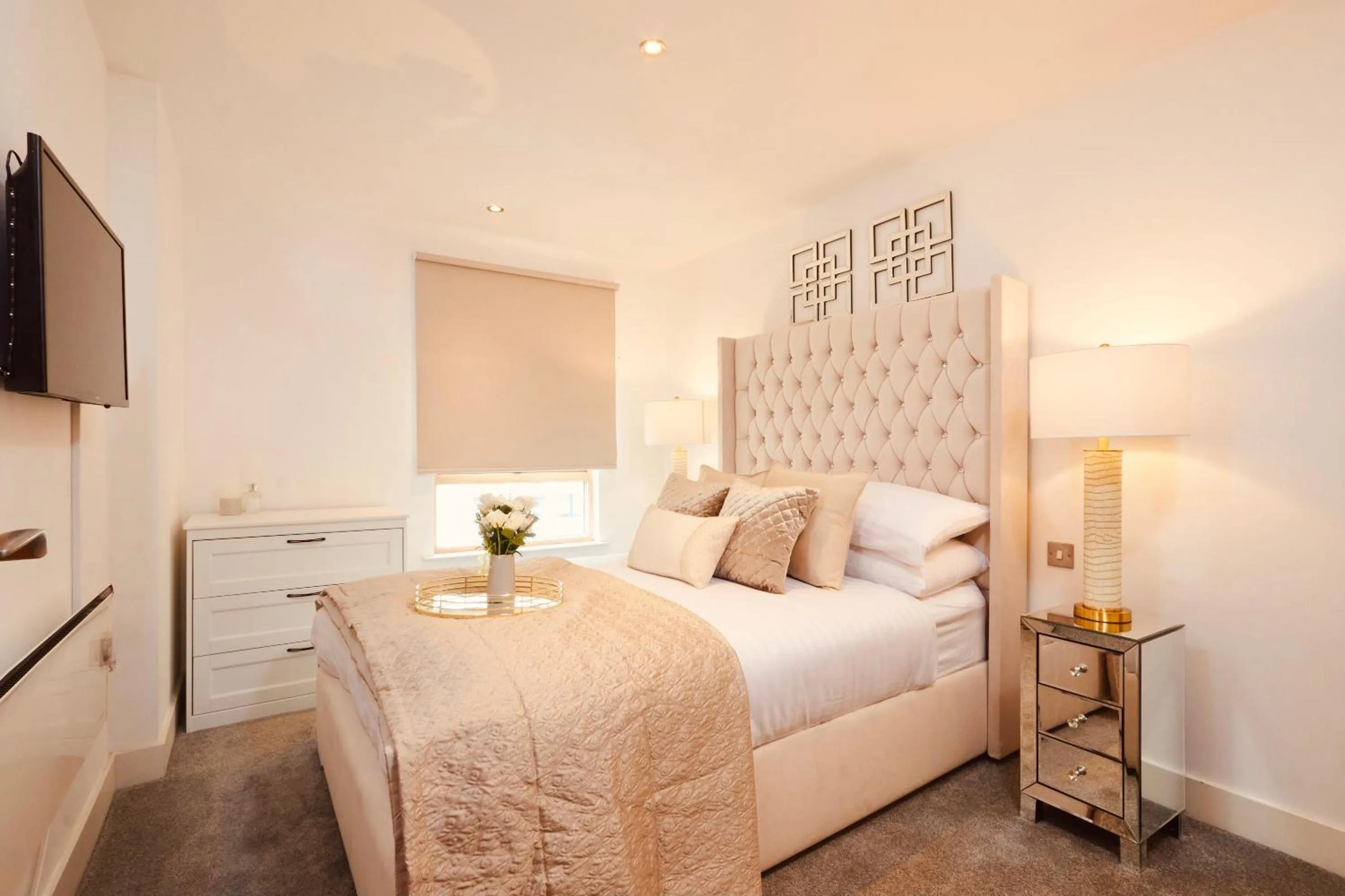 Bedroom, Bed in Deluxe City Centre Apt Free Parking River View Balcony