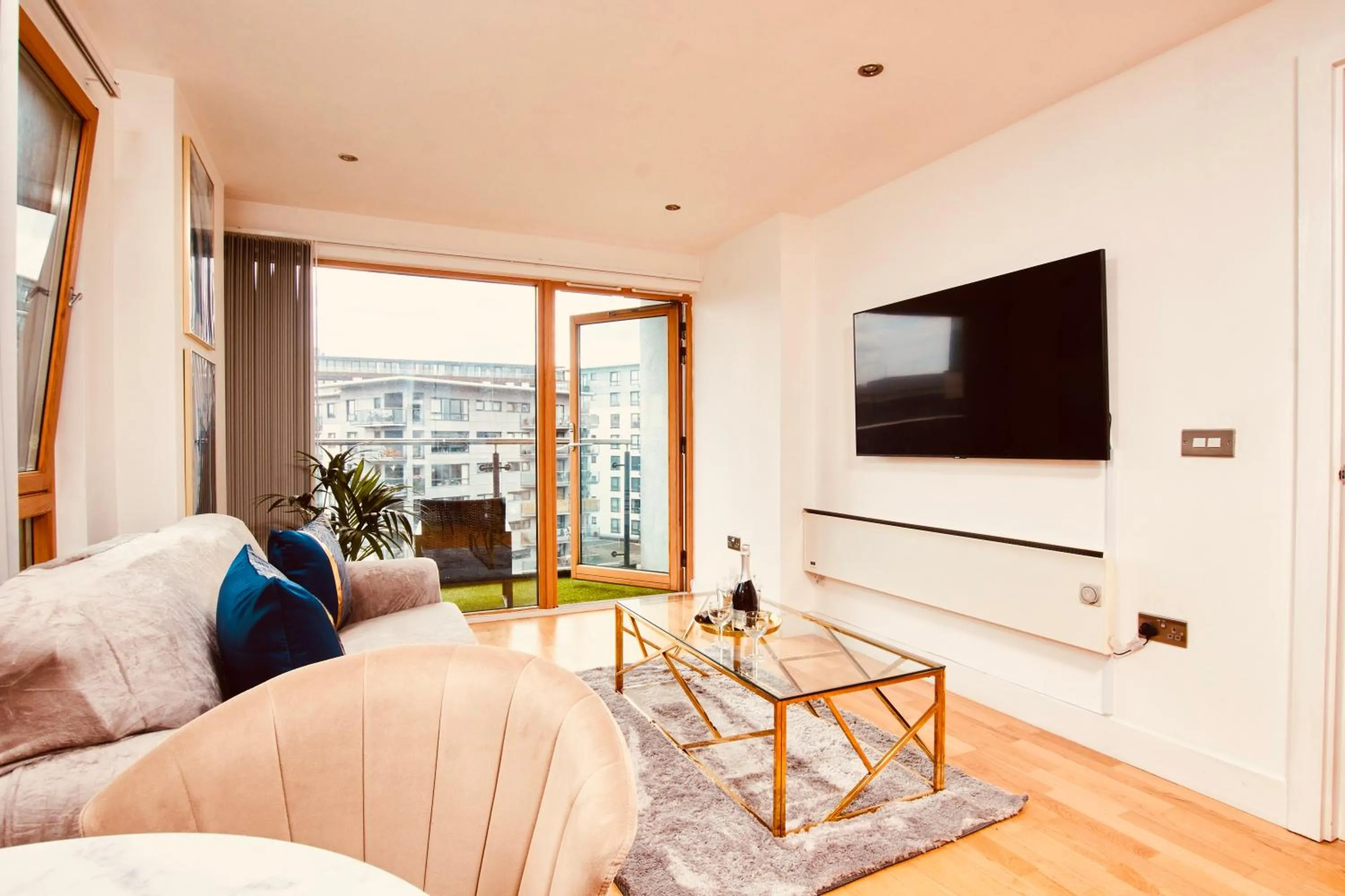 Living room in Deluxe City Centre Apt Free Parking River View Balcony