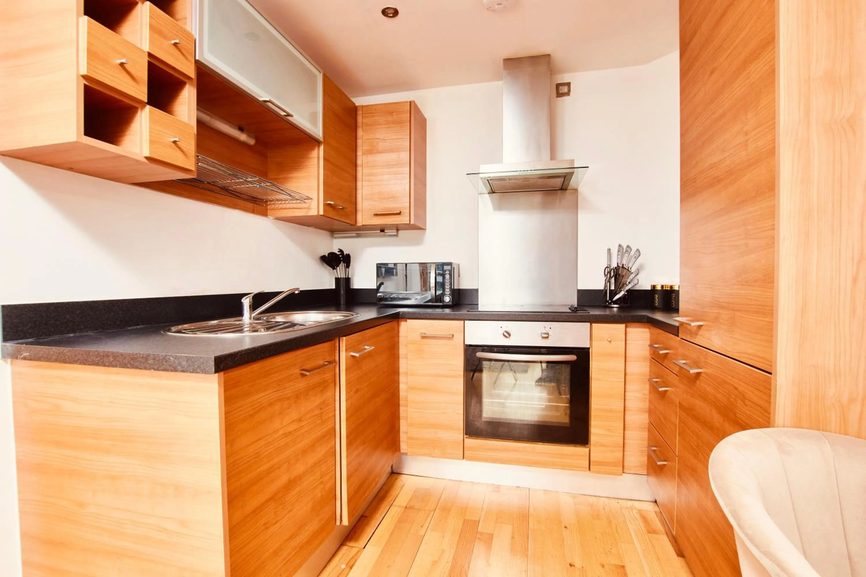 Kitchen or kitchenette in Deluxe City Centre Apt Free Parking River View Balcony