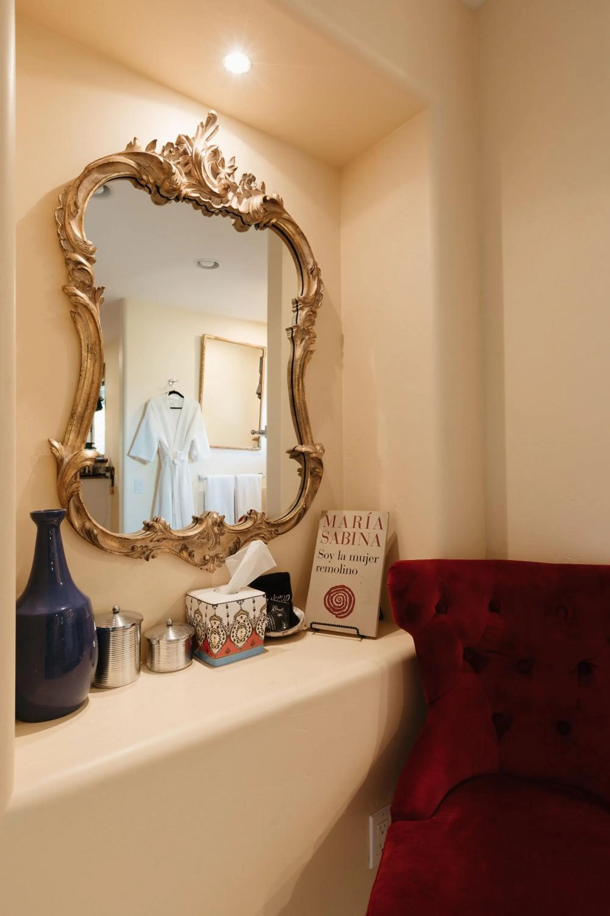 Decorative detail in Inn Paradiso