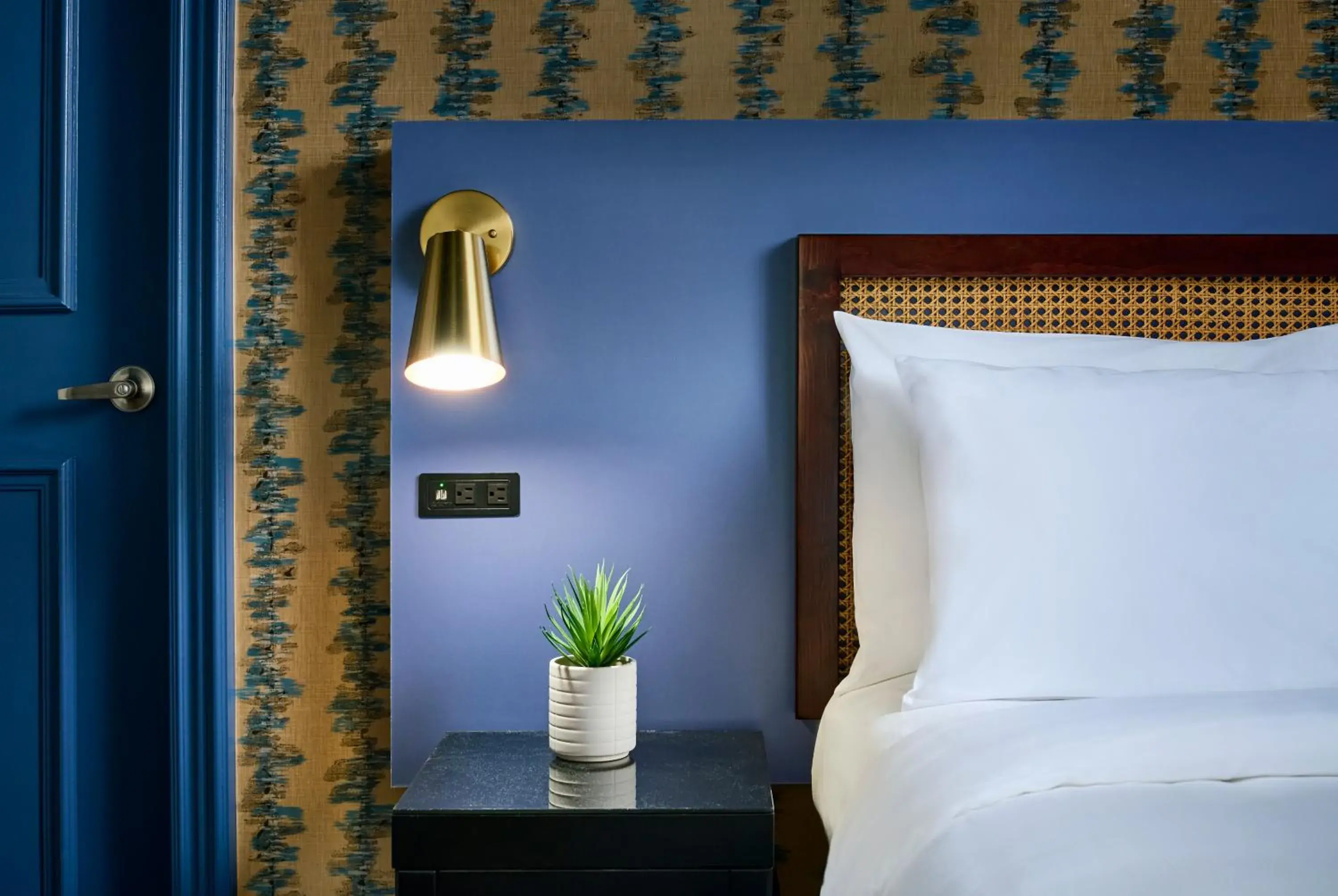 Standard Queen Room in Hotel Victoria Standard Queen Room in Hotel Victoria