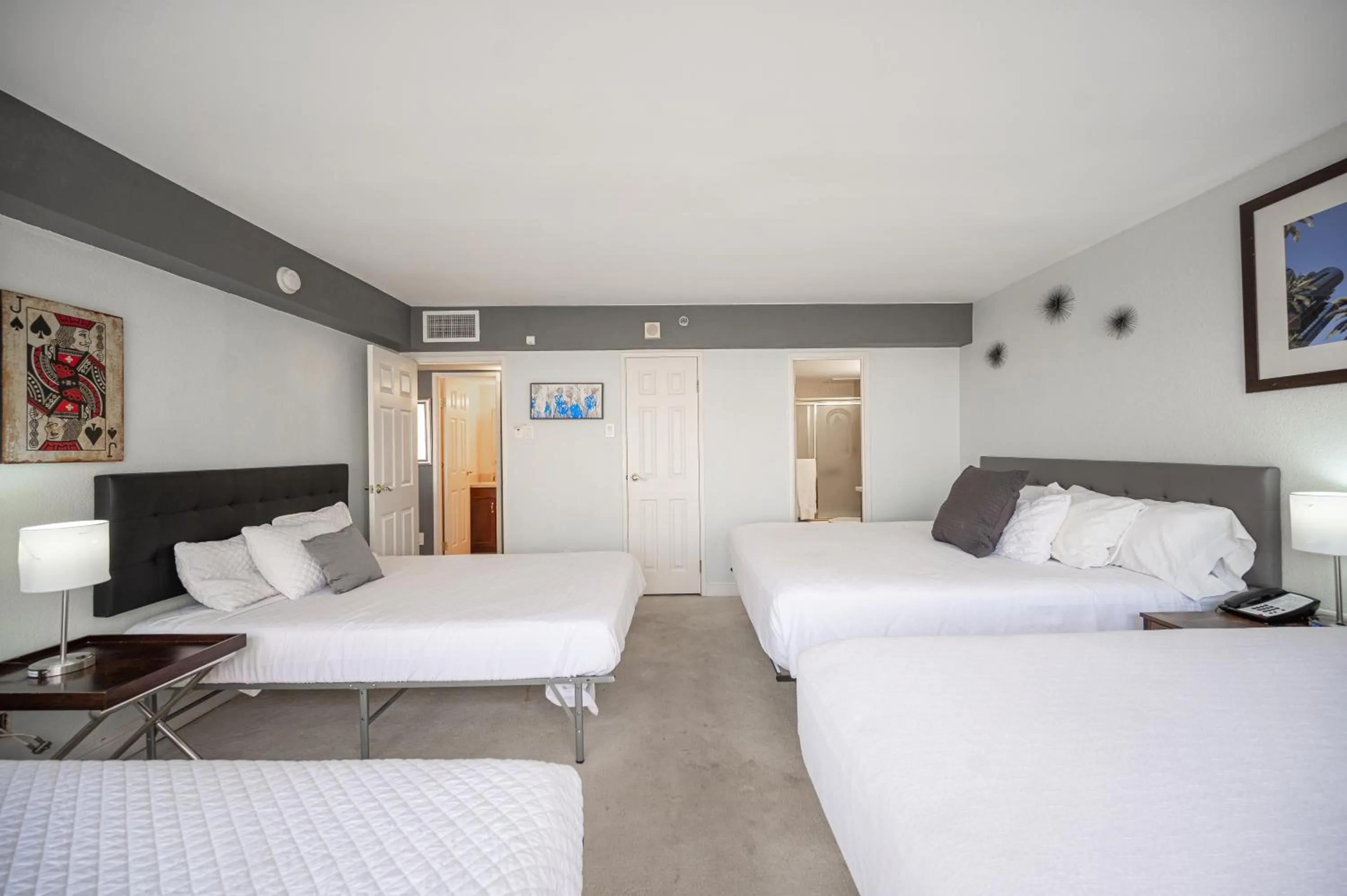 Bedroom, Bed in Stay Together Suites