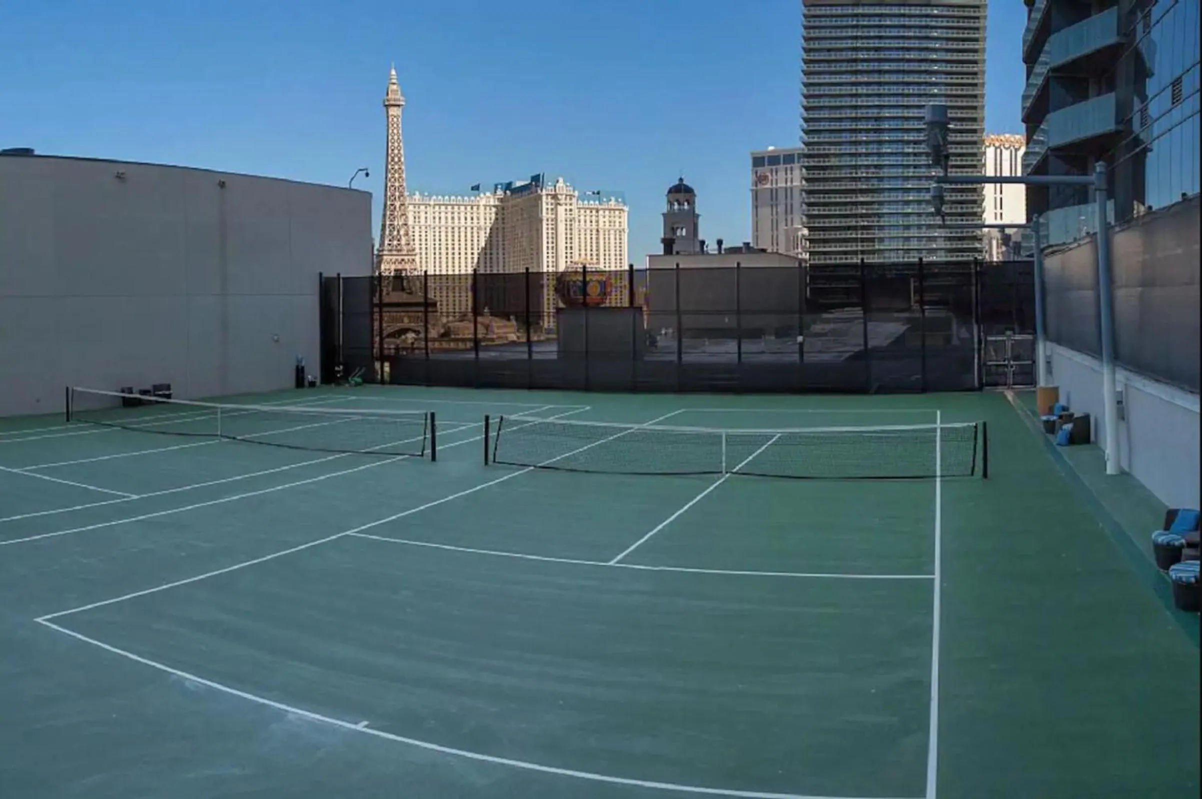 Tennis court in Stay Together Suites