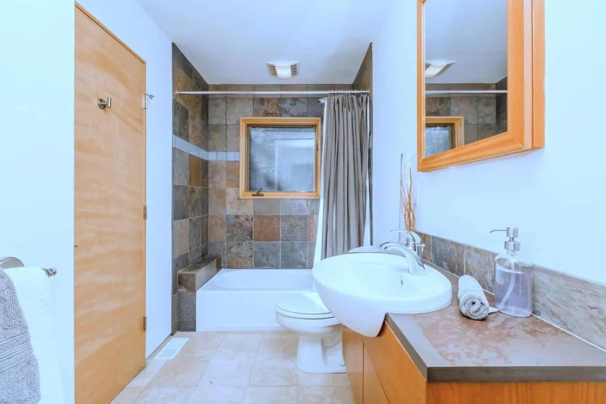 Shower in Tahoe Donner Luxury, Sleeps 14, Hot tub, 3100 sqft