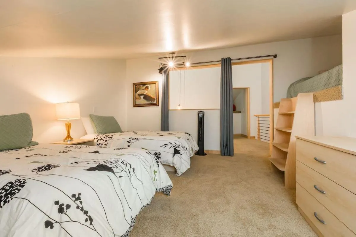 Bedroom, Bed in Tahoe Donner Luxury, Sleeps 14, Hot tub, 3100 sqft