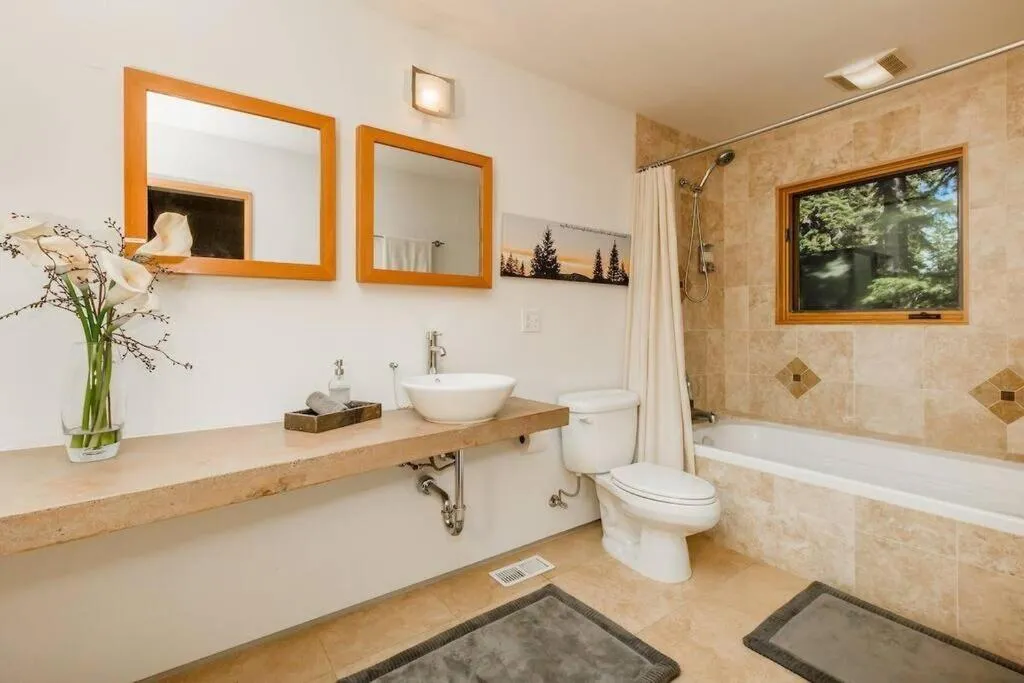 Bathroom in Tahoe Donner Luxury, Sleeps 14, Hot tub, 3100 sqft