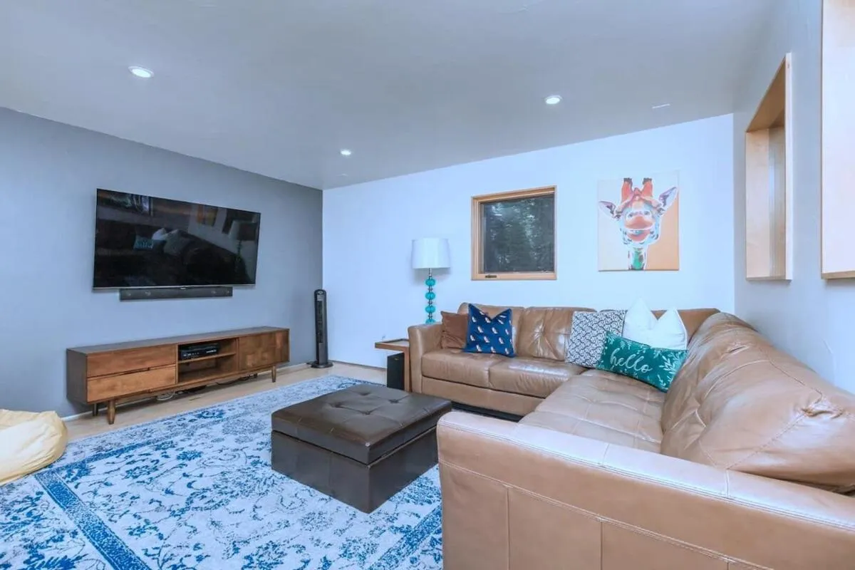 Communal lounge/ TV room in Tahoe Donner Luxury, Sleeps 14, Hot tub, 3100 sqft