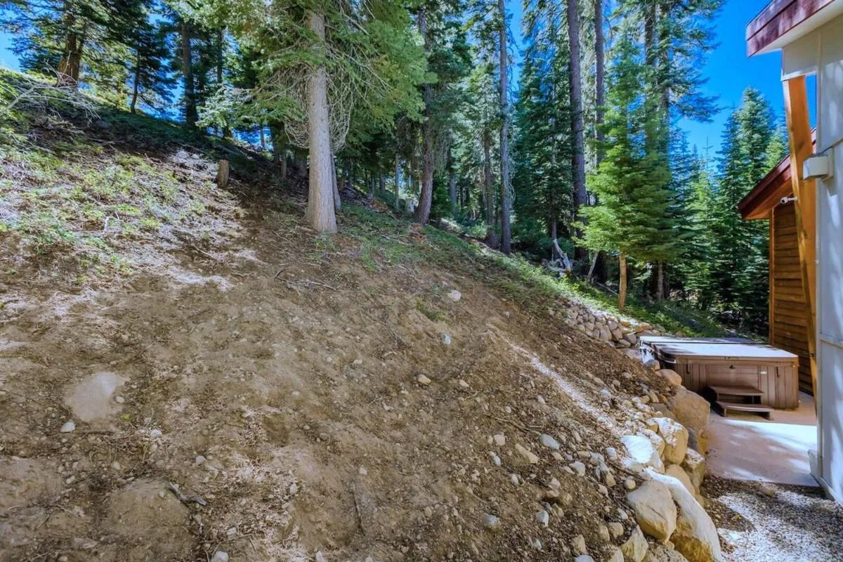 Garden in Tahoe Donner Luxury, Sleeps 14, Hot tub, 3100 sqft