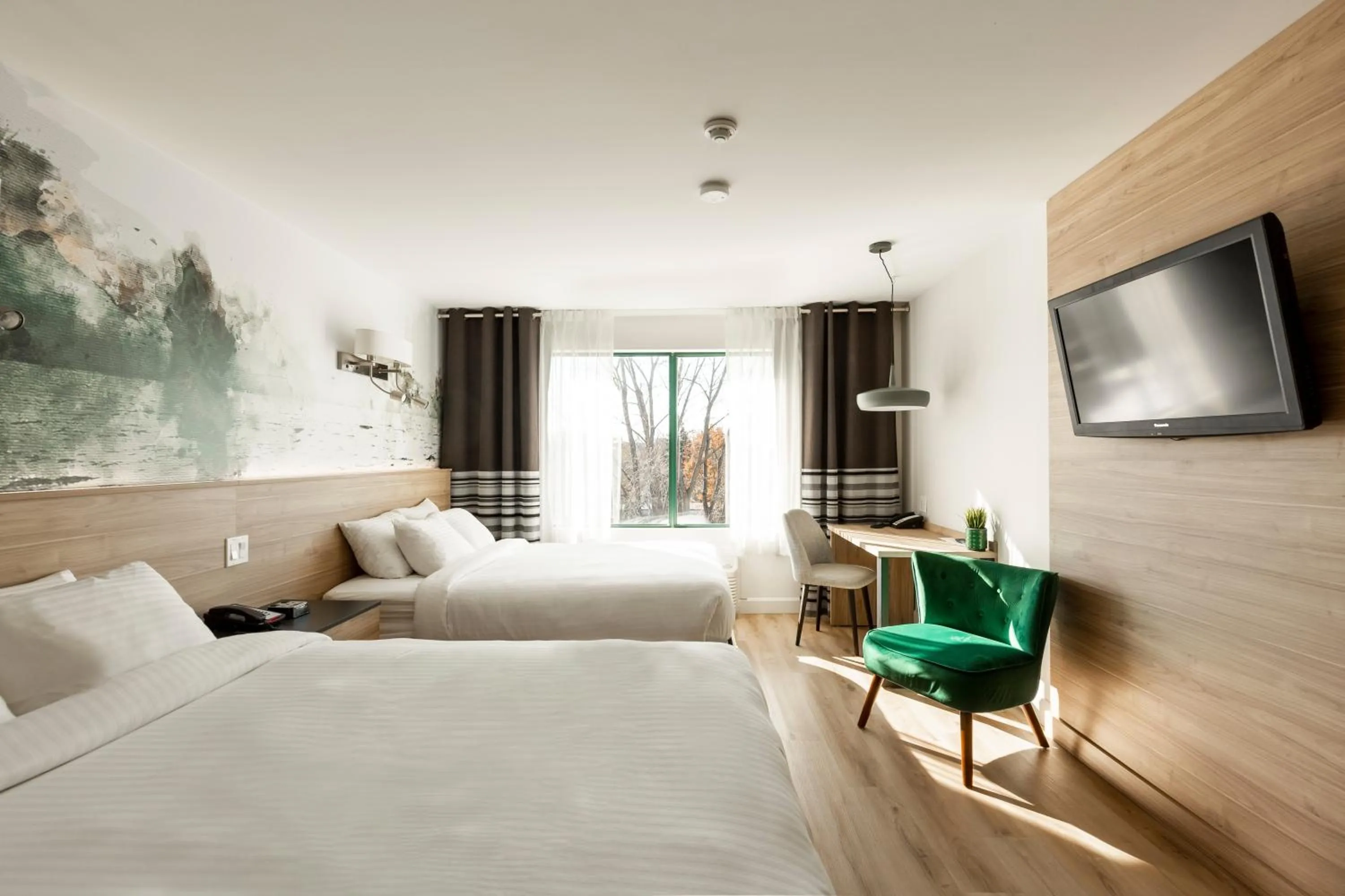 Photo of the whole room, Bed in Hôtel Château Joliette