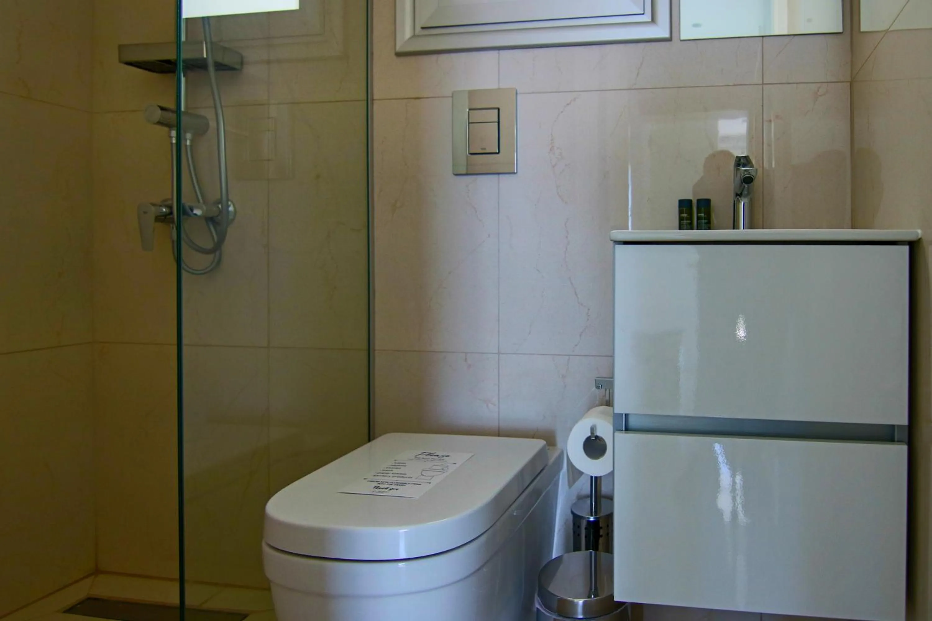 Bathroom in Phaedrus Living: Seaview Gold Flat Lighthouse 48