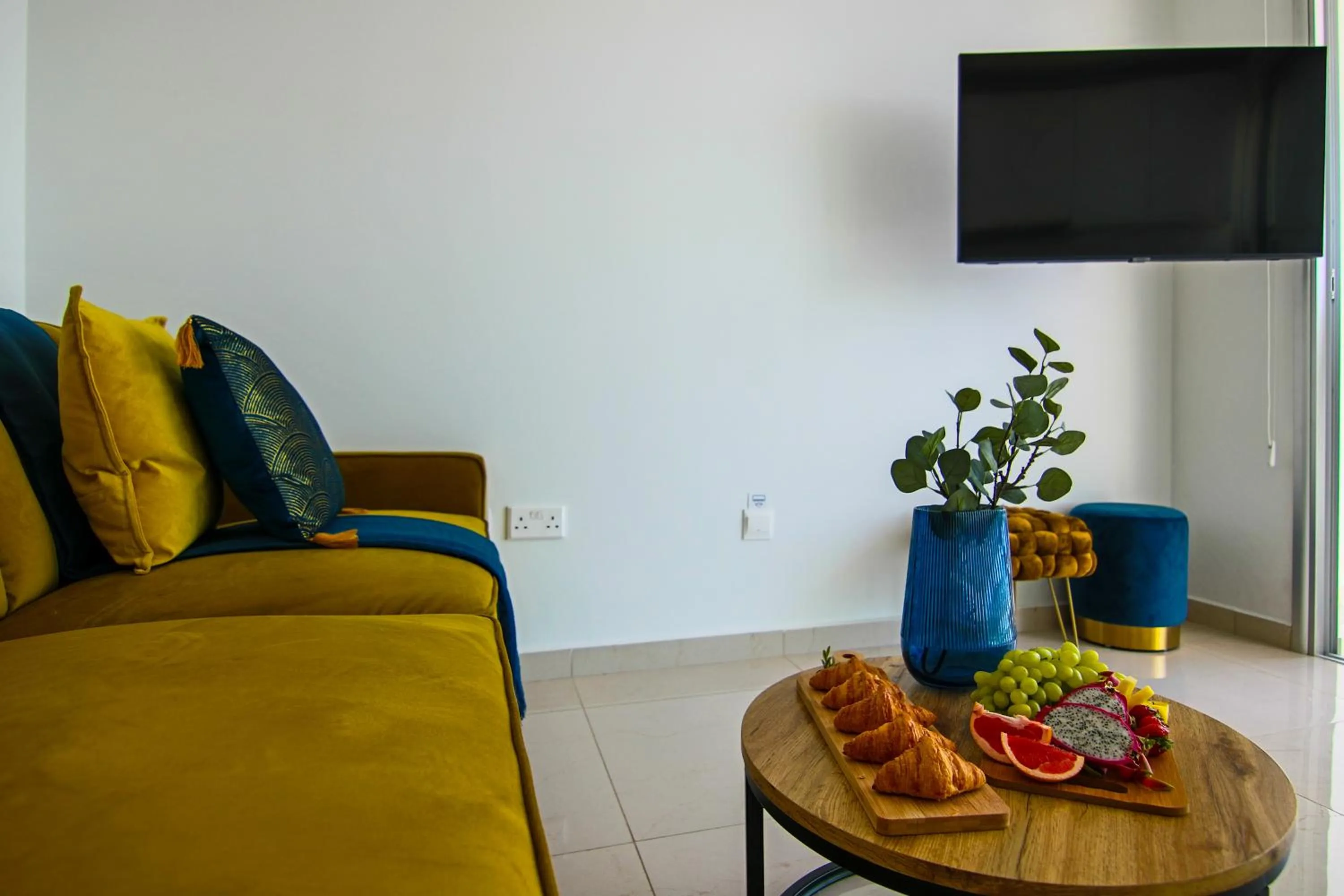 TV and multimedia in Phaedrus Living: Seaview Gold Flat Lighthouse 48
