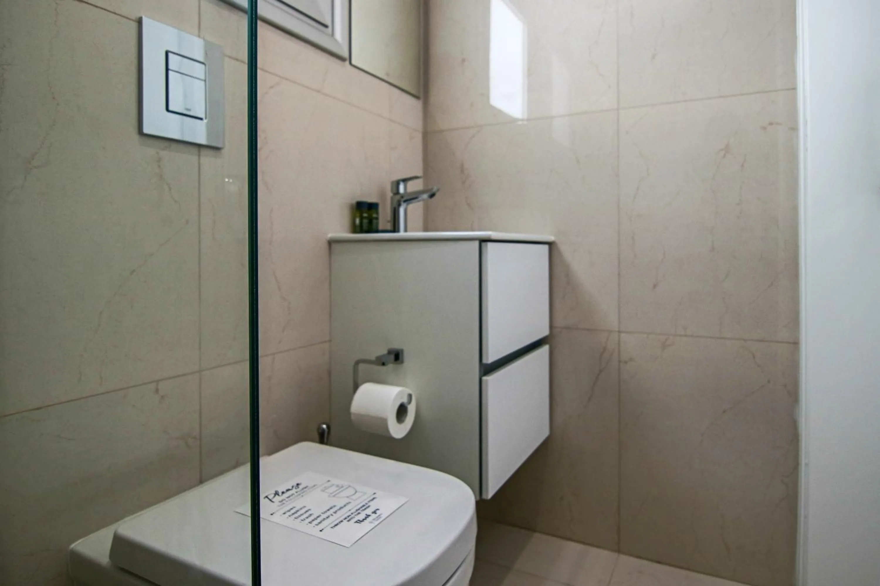 Bathroom in Phaedrus Living: Seaview Gold Flat Lighthouse 48