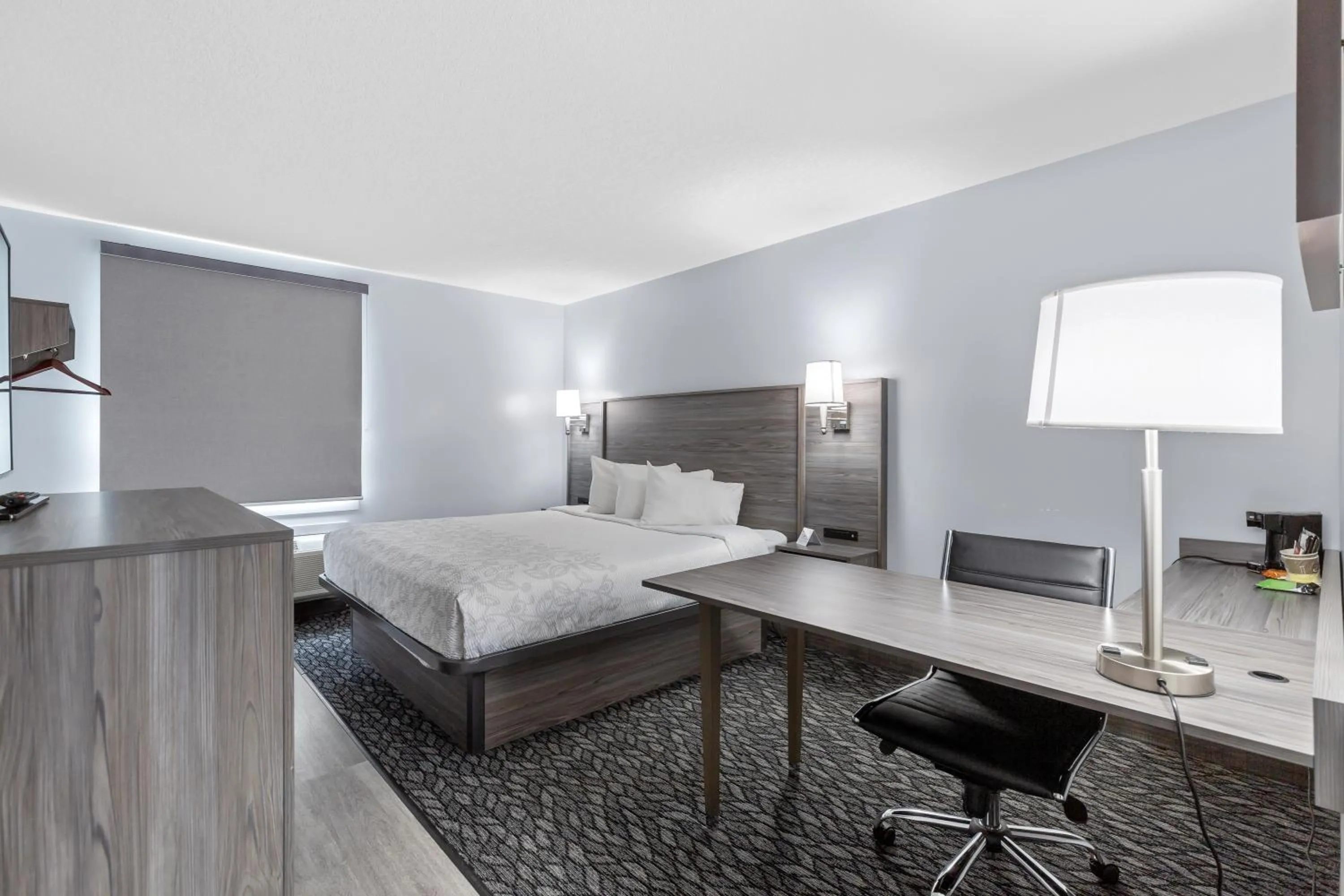 Photo of the whole room, Bed in Emerald Hotel & Suites Calgary Airport