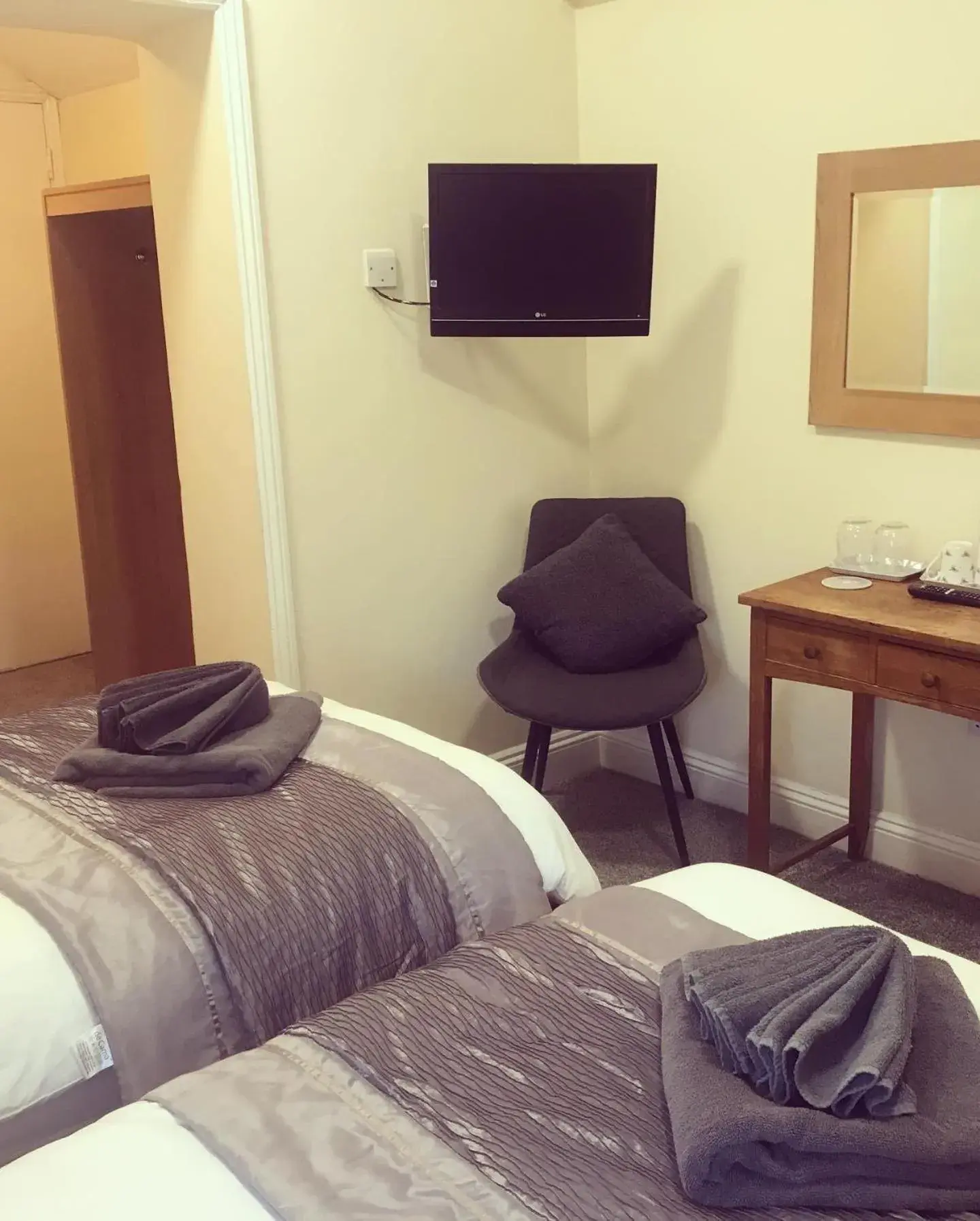 Twin Room with Bathroom in The Swan Inn Newport Twin Room with Bathroom in The Swan Inn Newport