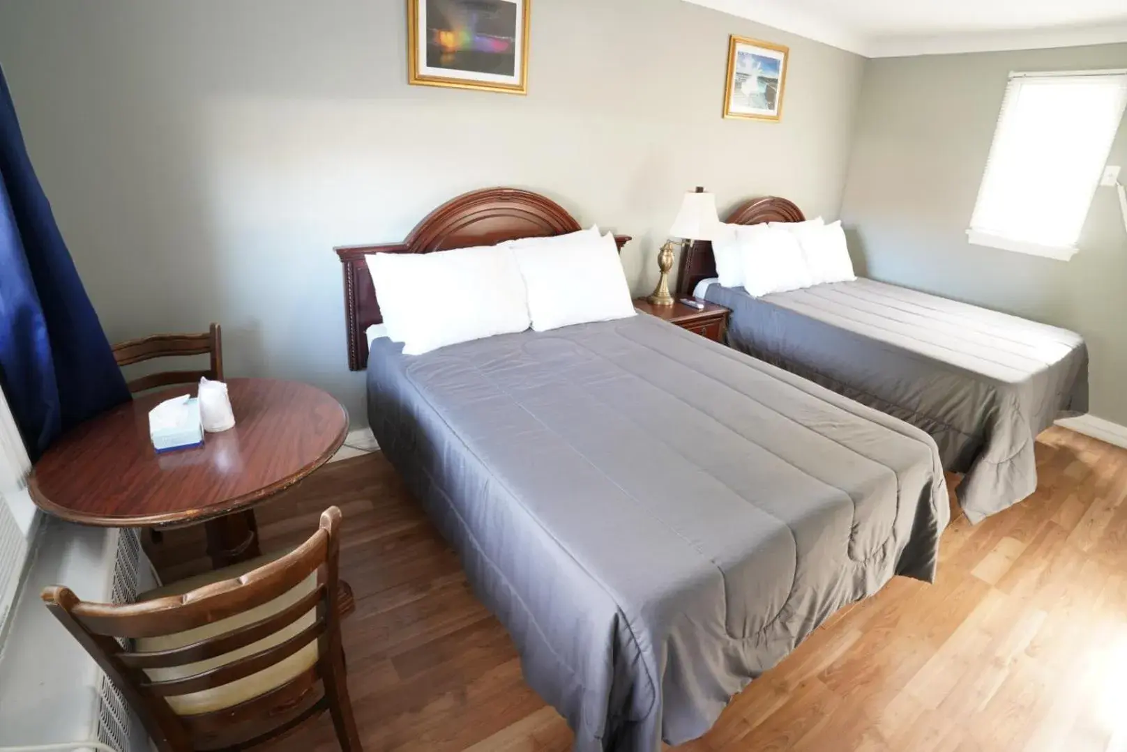 Photo of the whole room, Bed in Falcon Inn Photo of the whole room, Bed in Falcon Inn