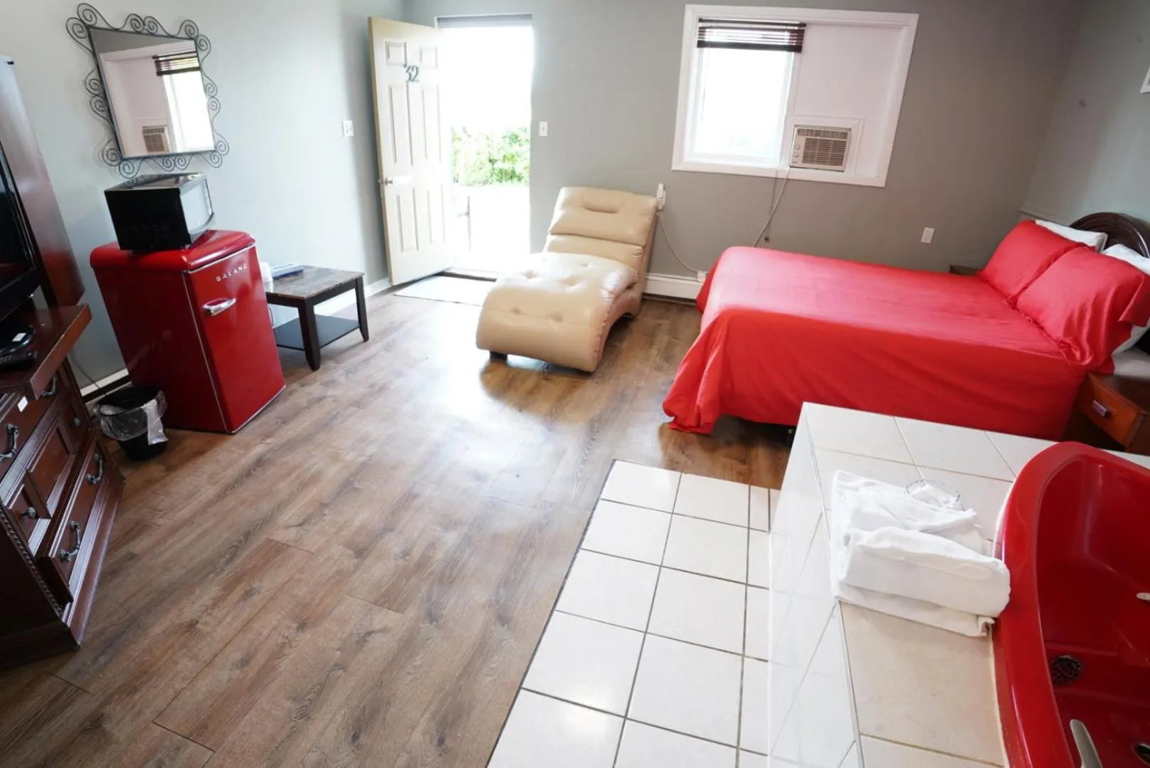 Photo of the whole room in Falcon Inn