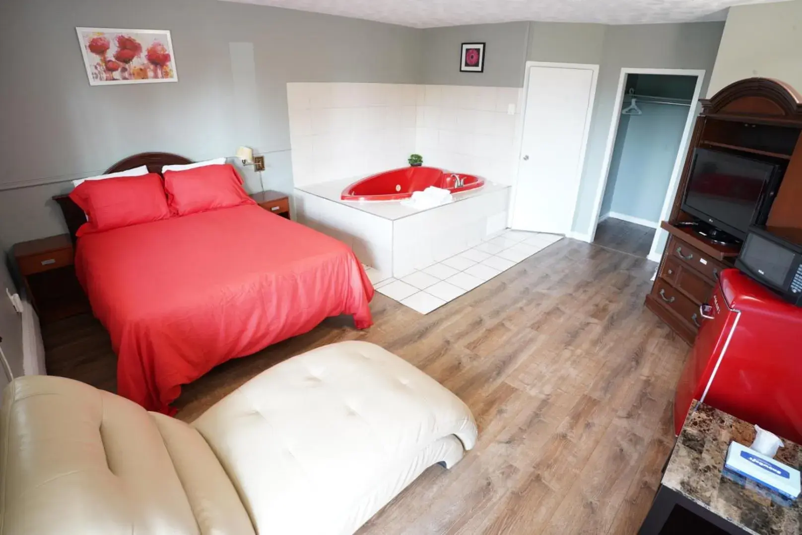 Photo of the whole room, Bed in Falcon Inn Photo of the whole room, Bed in Falcon Inn