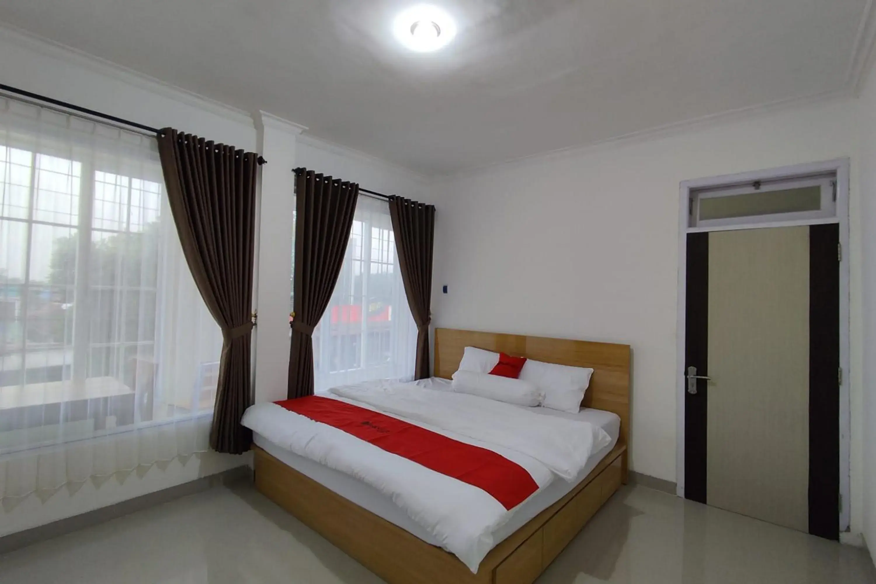Bed in RedDoorz near Rita Super Mall Purwokerto Bed in RedDoorz near Rita Super Mall Purwokerto