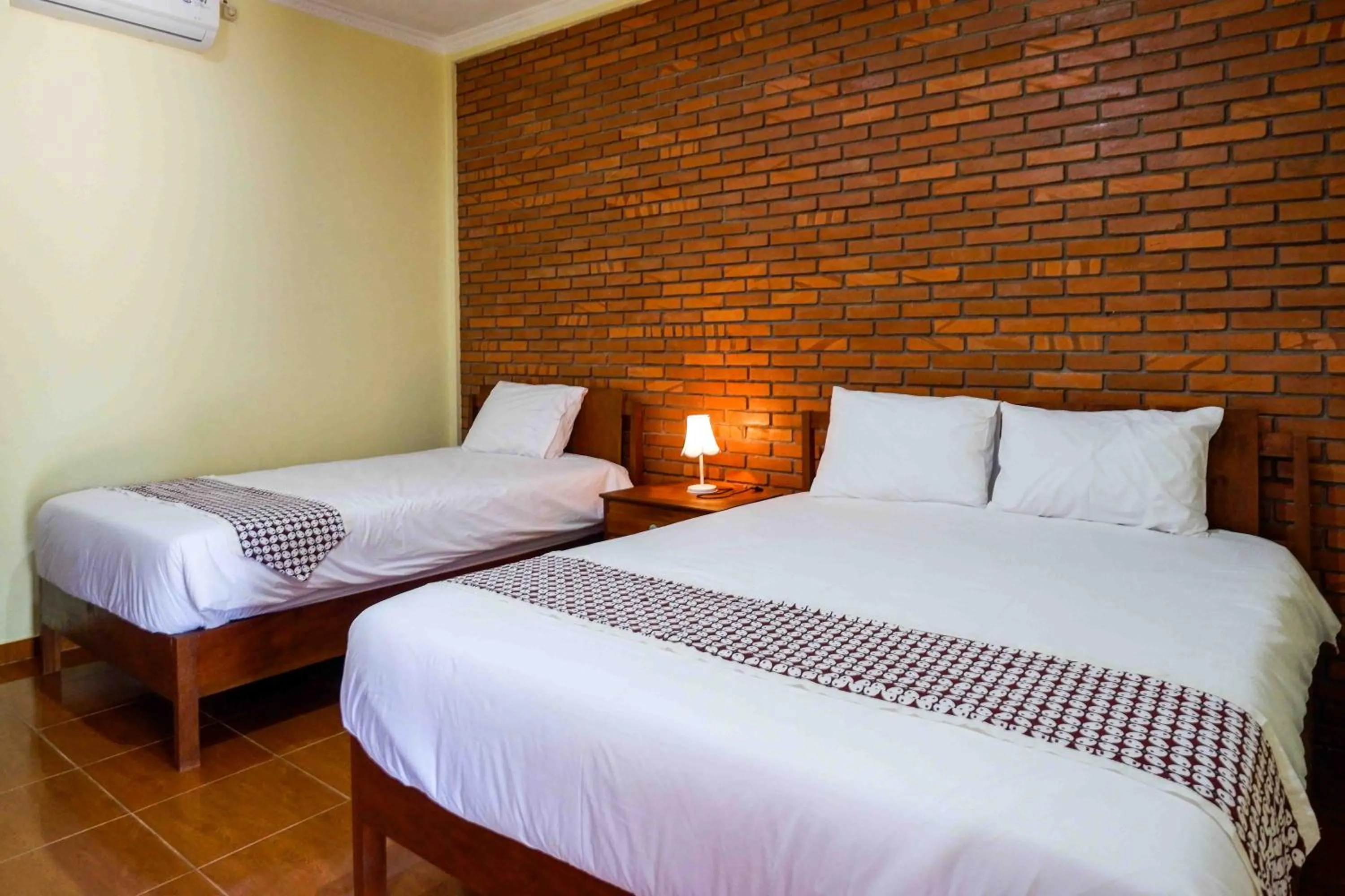 Bed in Roemah Beong Syariah at Desa Wisata Kembanglimus Mitra RedDoorz