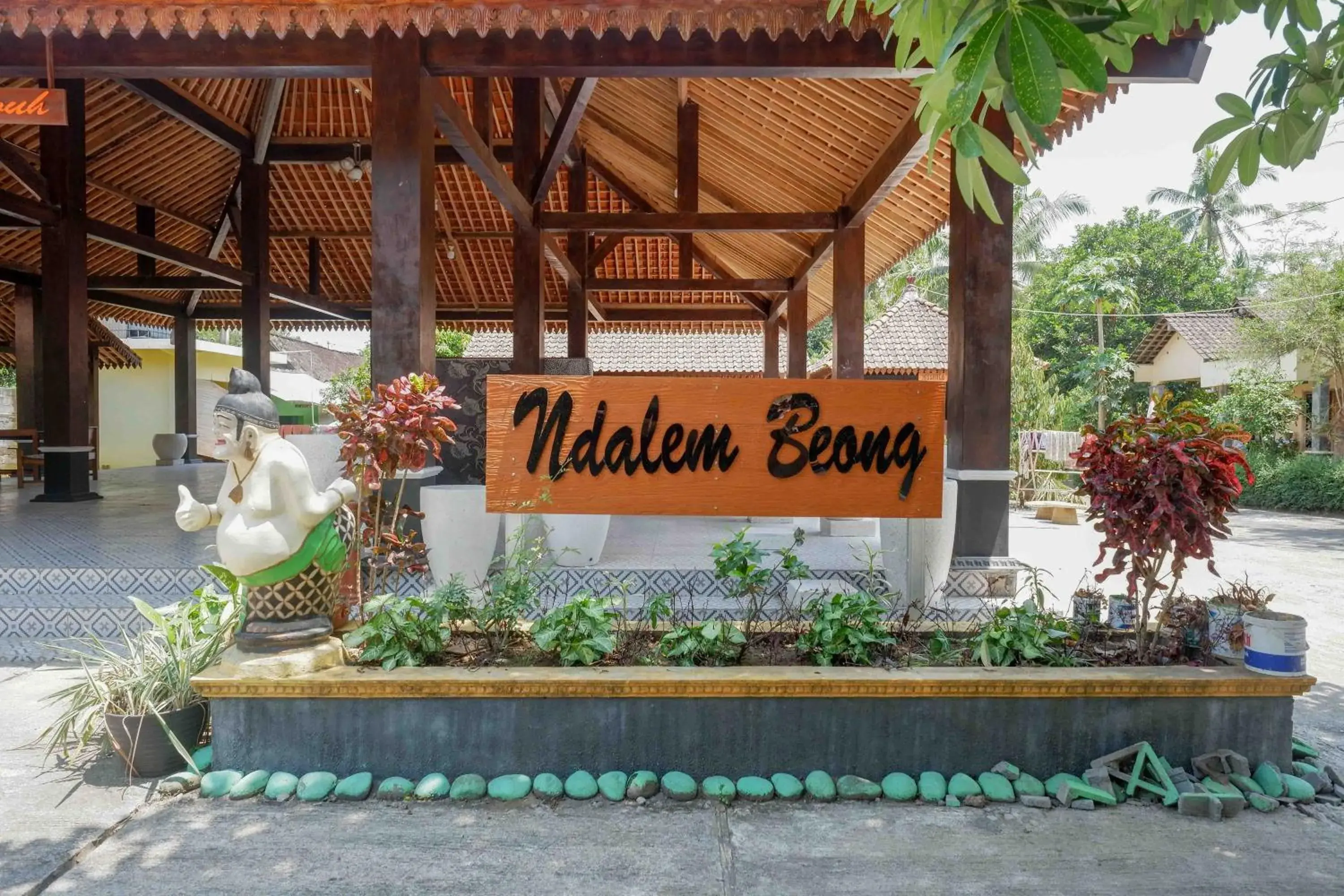 Facade/entrance in Roemah Beong Syariah at Desa Wisata Kembanglimus Mitra RedDoorz Facade/entrance in Roemah Beong Syariah at Desa Wisata Kembanglimus Mitra RedDoorz