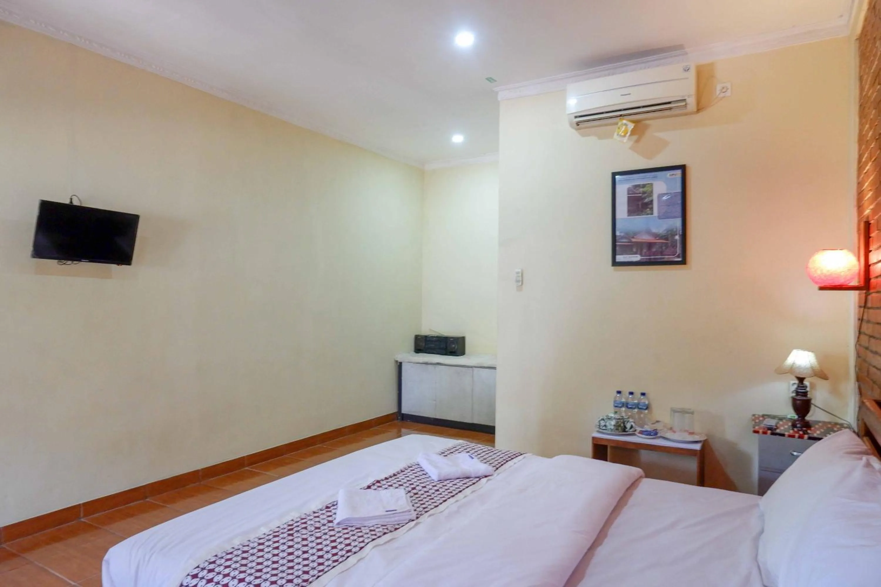 Bed in Roemah Beong Syariah at Desa Wisata Kembanglimus Mitra RedDoorz