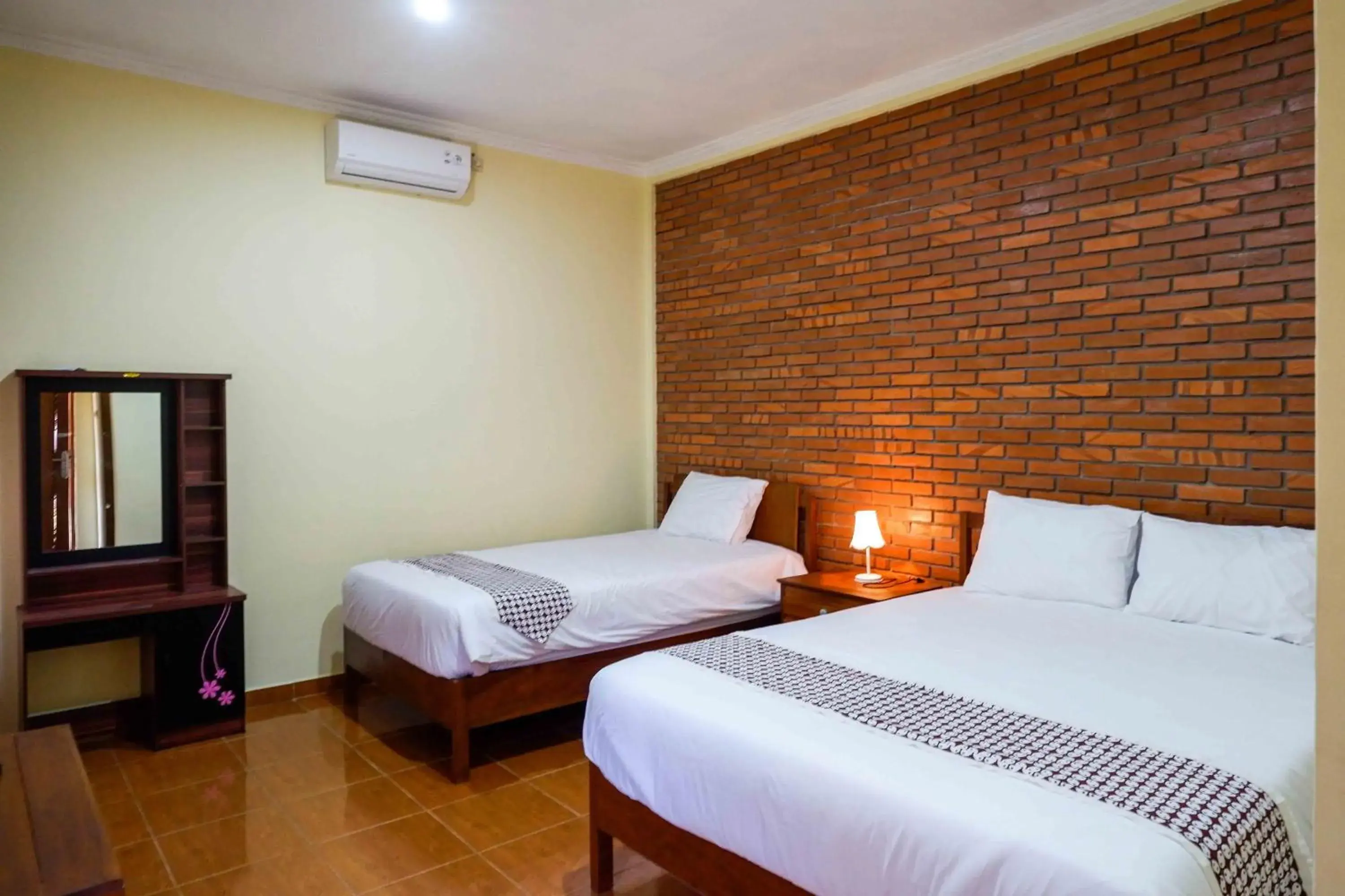 Bed in Roemah Beong Syariah at Desa Wisata Kembanglimus Mitra RedDoorz Bed in Roemah Beong Syariah at Desa Wisata Kembanglimus Mitra RedDoorz