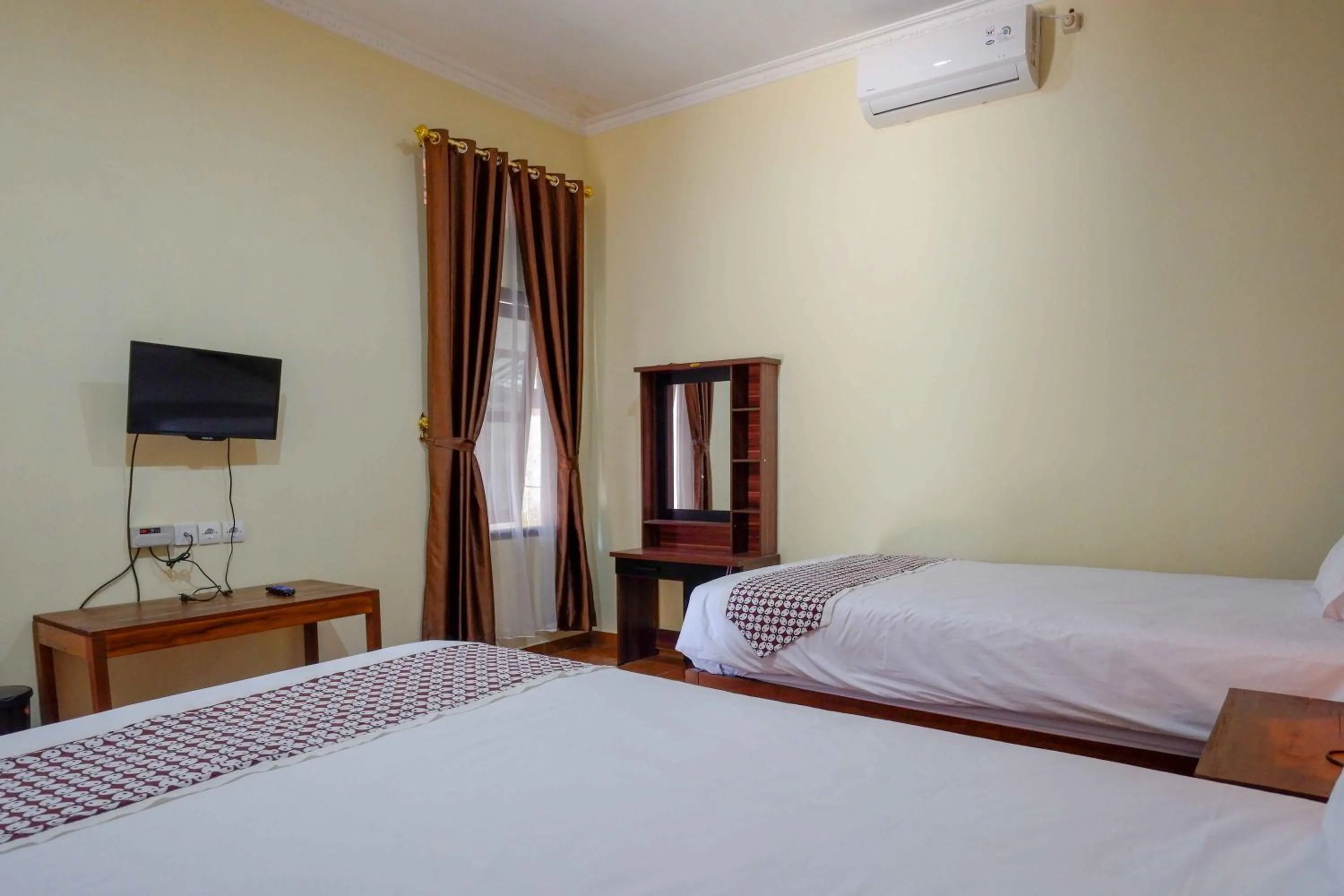Bed in Roemah Beong Syariah at Desa Wisata Kembanglimus Mitra RedDoorz