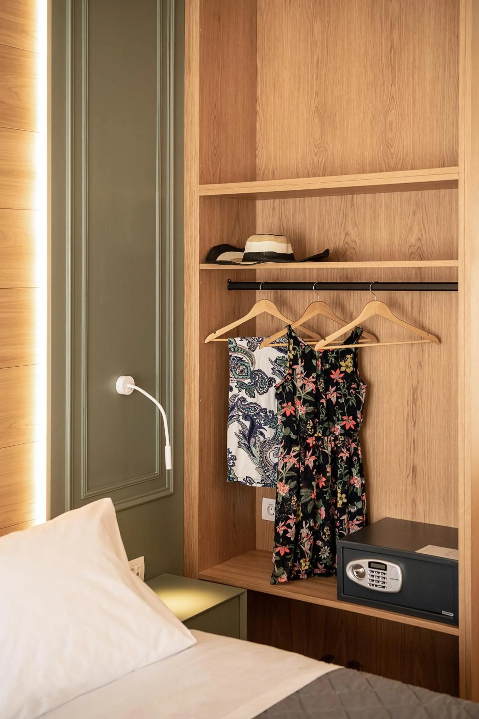 safe, Bed in Elia Platanias