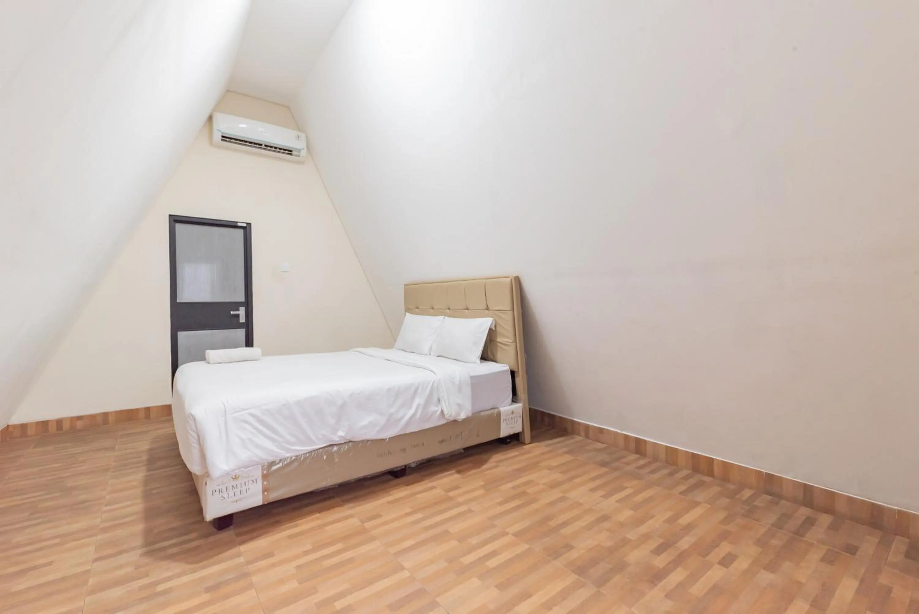 Bedroom, Bed in RedDoorz Premium @ Griya Inkoppabri Cisarua Puncak