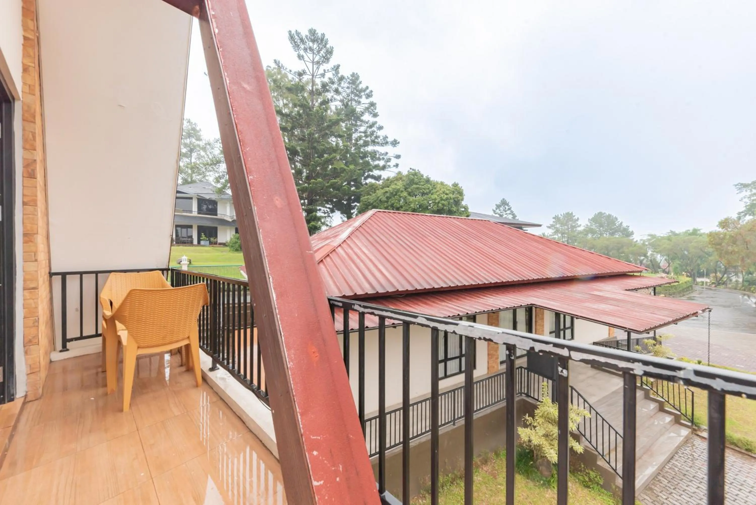 Seating area in RedDoorz Premium @ Griya Inkoppabri Cisarua Puncak